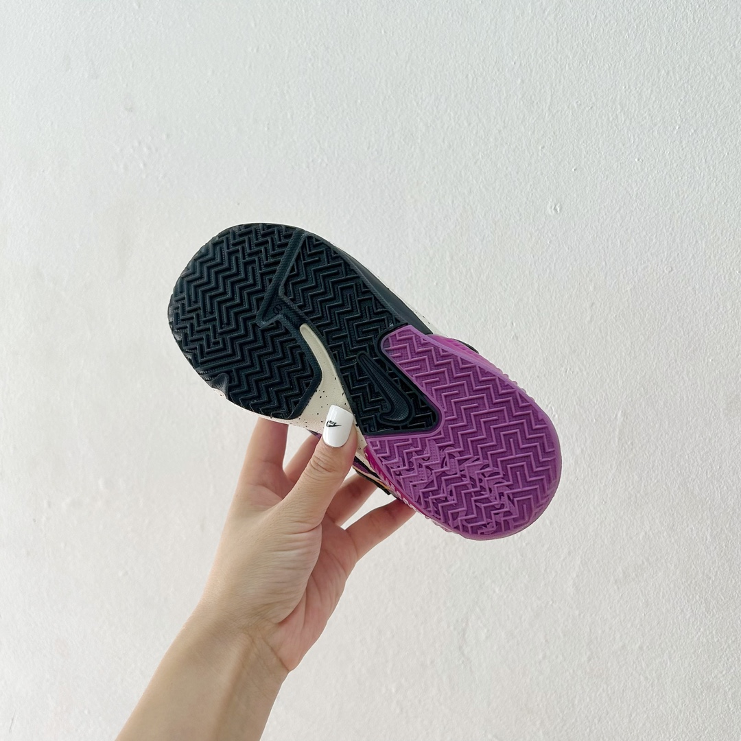 图片[8]-📍9001深紫色 🔗詹姆斯亲子儿童篮球鞋 尺码：26-39码 👣 轻巧舒适 贴心呵护 👣 「詹姆斯亲子儿童篮球鞋」采用轻盈透气的材质，独特设计的鞋底提供了抓地力和稳定性。它的支撑结构旨在保护孩子们的稚嫩足部，确保他们在运动过程中能够享受最舒适的感觉。👟😍 🌈 个性时尚，点亮宝贝构思 🌈 这款鞋子有各种酷炫和多彩的颜色可供选择，无论男孩女孩，我们都能找到最适合宝贝的一款。不仅如此，「詹姆斯亲子儿童篮球鞋」的时尚外观也让孩子们在运动场上成为任意一个摄影师的焦点！📸✨-选品中心