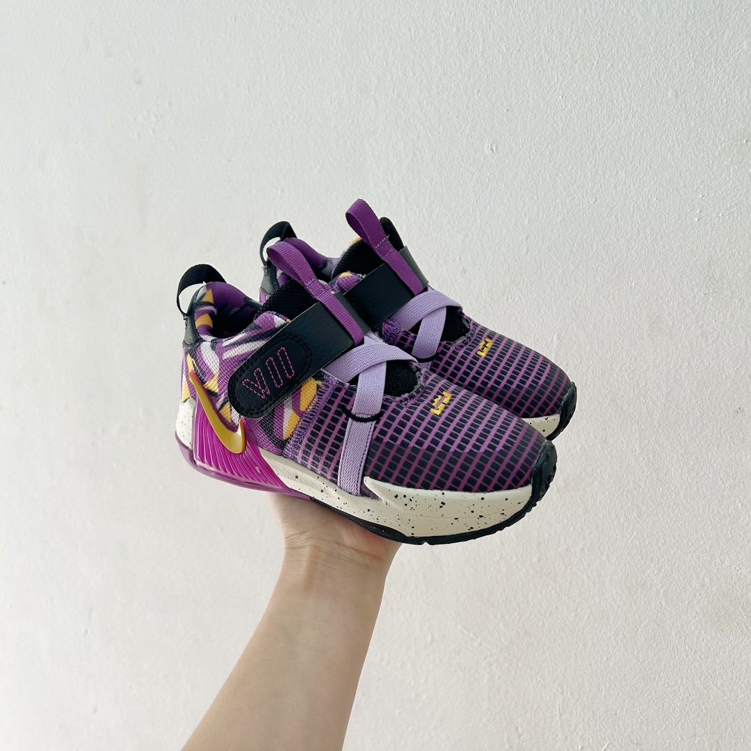 图片[9]-📍9001深紫色 🔗詹姆斯亲子儿童篮球鞋 尺码：26-39码 👣 轻巧舒适 贴心呵护 👣 「詹姆斯亲子儿童篮球鞋」采用轻盈透气的材质，独特设计的鞋底提供了抓地力和稳定性。它的支撑结构旨在保护孩子们的稚嫩足部，确保他们在运动过程中能够享受最舒适的感觉。👟😍 🌈 个性时尚，点亮宝贝构思 🌈 这款鞋子有各种酷炫和多彩的颜色可供选择，无论男孩女孩，我们都能找到最适合宝贝的一款。不仅如此，「詹姆斯亲子儿童篮球鞋」的时尚外观也让孩子们在运动场上成为任意一个摄影师的焦点！📸✨-选品中心