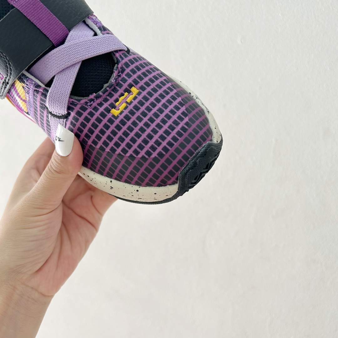 图片[4]-📍9001深紫色 🔗詹姆斯亲子儿童篮球鞋 尺码：26-39码 👣 轻巧舒适 贴心呵护 👣 「詹姆斯亲子儿童篮球鞋」采用轻盈透气的材质，独特设计的鞋底提供了抓地力和稳定性。它的支撑结构旨在保护孩子们的稚嫩足部，确保他们在运动过程中能够享受最舒适的感觉。👟😍 🌈 个性时尚，点亮宝贝构思 🌈 这款鞋子有各种酷炫和多彩的颜色可供选择，无论男孩女孩，我们都能找到最适合宝贝的一款。不仅如此，「詹姆斯亲子儿童篮球鞋」的时尚外观也让孩子们在运动场上成为任意一个摄影师的焦点！📸✨-选品中心