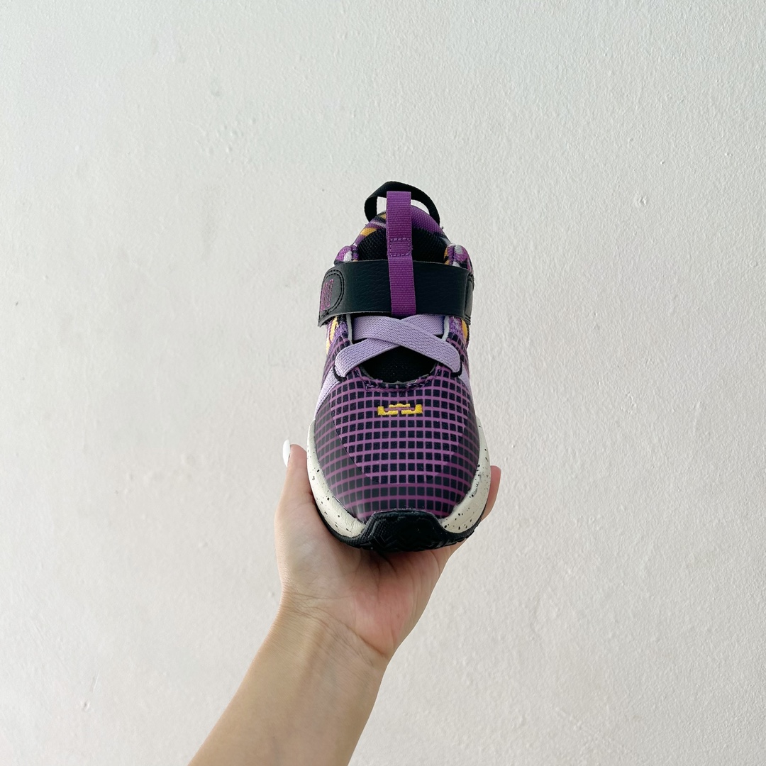 图片[2]-📍9001深紫色 🔗詹姆斯亲子儿童篮球鞋 尺码：26-39码 👣 轻巧舒适 贴心呵护 👣 「詹姆斯亲子儿童篮球鞋」采用轻盈透气的材质，独特设计的鞋底提供了抓地力和稳定性。它的支撑结构旨在保护孩子们的稚嫩足部，确保他们在运动过程中能够享受最舒适的感觉。👟😍 🌈 个性时尚，点亮宝贝构思 🌈 这款鞋子有各种酷炫和多彩的颜色可供选择，无论男孩女孩，我们都能找到最适合宝贝的一款。不仅如此，「詹姆斯亲子儿童篮球鞋」的时尚外观也让孩子们在运动场上成为任意一个摄影师的焦点！📸✨-选品中心