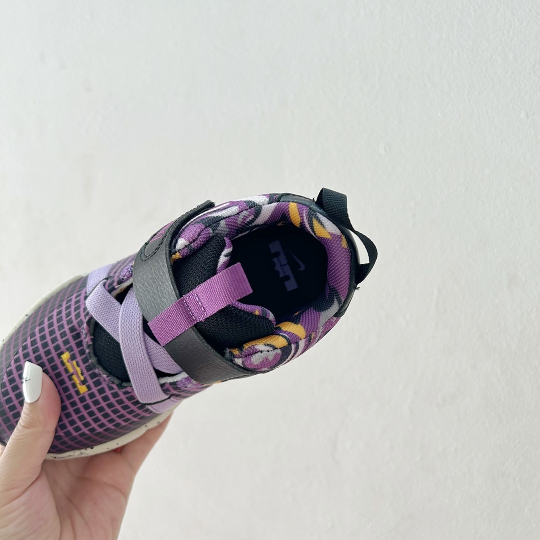 图片[6]-📍9001深紫色 🔗詹姆斯亲子儿童篮球鞋 尺码：26-39码 👣 轻巧舒适 贴心呵护 👣 「詹姆斯亲子儿童篮球鞋」采用轻盈透气的材质，独特设计的鞋底提供了抓地力和稳定性。它的支撑结构旨在保护孩子们的稚嫩足部，确保他们在运动过程中能够享受最舒适的感觉。👟😍 🌈 个性时尚，点亮宝贝构思 🌈 这款鞋子有各种酷炫和多彩的颜色可供选择，无论男孩女孩，我们都能找到最适合宝贝的一款。不仅如此，「詹姆斯亲子儿童篮球鞋」的时尚外观也让孩子们在运动场上成为任意一个摄影师的焦点！📸✨-选品中心