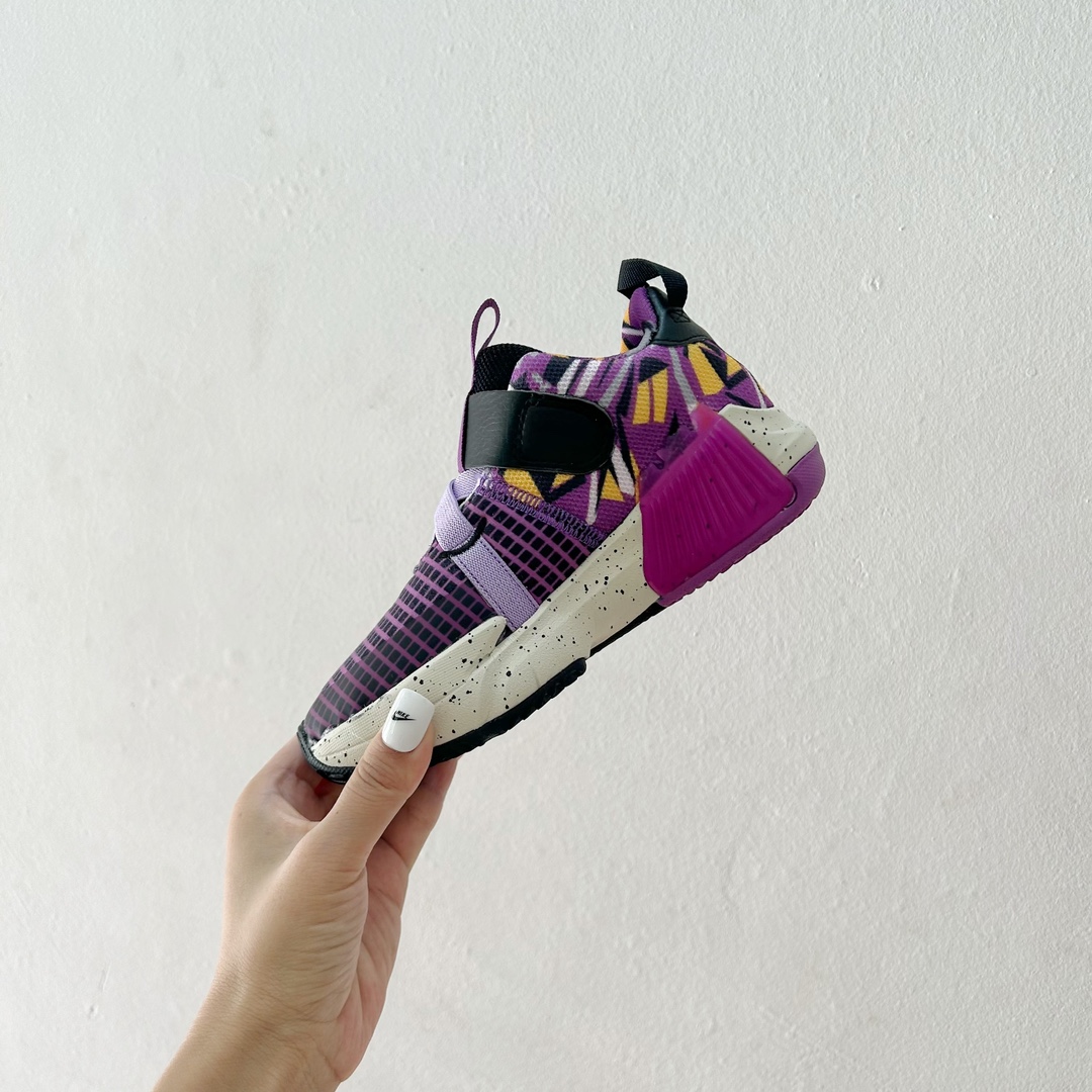 图片[3]-📍9001深紫色 🔗詹姆斯亲子儿童篮球鞋 尺码：26-39码 👣 轻巧舒适 贴心呵护 👣 「詹姆斯亲子儿童篮球鞋」采用轻盈透气的材质，独特设计的鞋底提供了抓地力和稳定性。它的支撑结构旨在保护孩子们的稚嫩足部，确保他们在运动过程中能够享受最舒适的感觉。👟😍 🌈 个性时尚，点亮宝贝构思 🌈 这款鞋子有各种酷炫和多彩的颜色可供选择，无论男孩女孩，我们都能找到最适合宝贝的一款。不仅如此，「詹姆斯亲子儿童篮球鞋」的时尚外观也让孩子们在运动场上成为任意一个摄影师的焦点！📸✨-选品中心