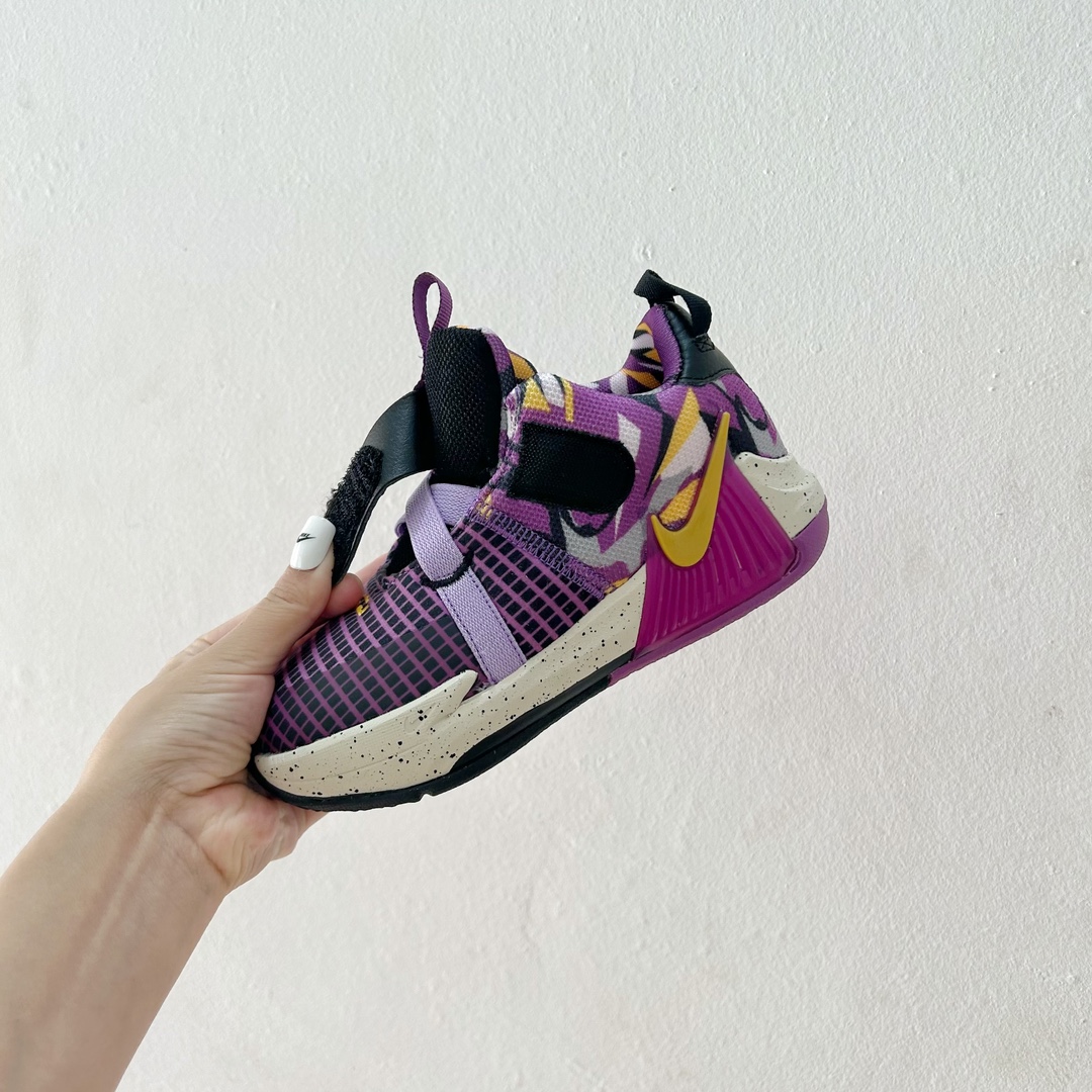 图片[7]-📍9001深紫色 🔗詹姆斯亲子儿童篮球鞋 尺码：26-39码 👣 轻巧舒适 贴心呵护 👣 「詹姆斯亲子儿童篮球鞋」采用轻盈透气的材质，独特设计的鞋底提供了抓地力和稳定性。它的支撑结构旨在保护孩子们的稚嫩足部，确保他们在运动过程中能够享受最舒适的感觉。👟😍 🌈 个性时尚，点亮宝贝构思 🌈 这款鞋子有各种酷炫和多彩的颜色可供选择，无论男孩女孩，我们都能找到最适合宝贝的一款。不仅如此，「詹姆斯亲子儿童篮球鞋」的时尚外观也让孩子们在运动场上成为任意一个摄影师的焦点！📸✨-选品中心