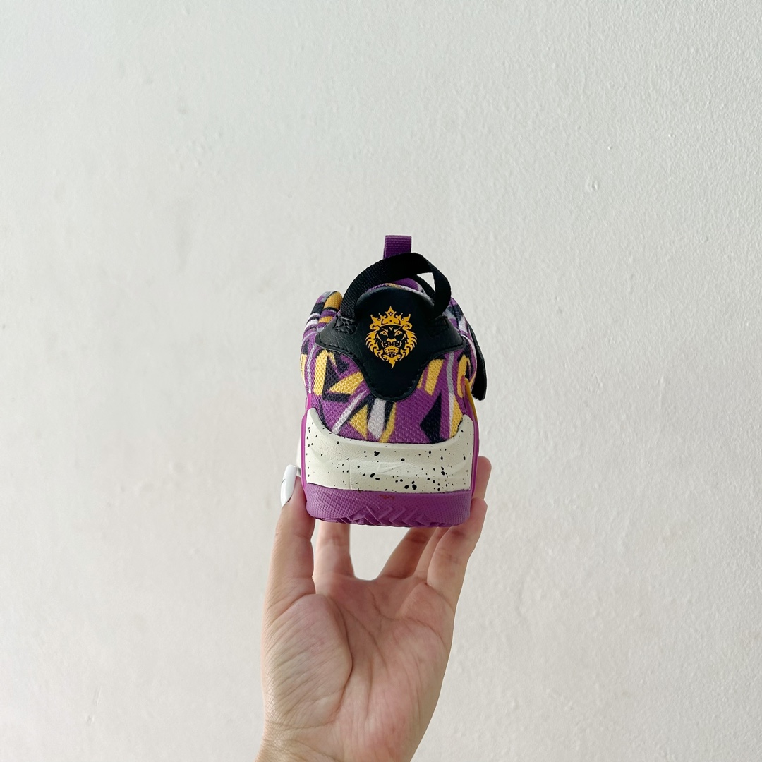 图片[5]-📍9001深紫色 🔗詹姆斯亲子儿童篮球鞋 尺码：26-39码 👣 轻巧舒适 贴心呵护 👣 「詹姆斯亲子儿童篮球鞋」采用轻盈透气的材质，独特设计的鞋底提供了抓地力和稳定性。它的支撑结构旨在保护孩子们的稚嫩足部，确保他们在运动过程中能够享受最舒适的感觉。👟😍 🌈 个性时尚，点亮宝贝构思 🌈 这款鞋子有各种酷炫和多彩的颜色可供选择，无论男孩女孩，我们都能找到最适合宝贝的一款。不仅如此，「詹姆斯亲子儿童篮球鞋」的时尚外观也让孩子们在运动场上成为任意一个摄影师的焦点！📸✨-选品中心