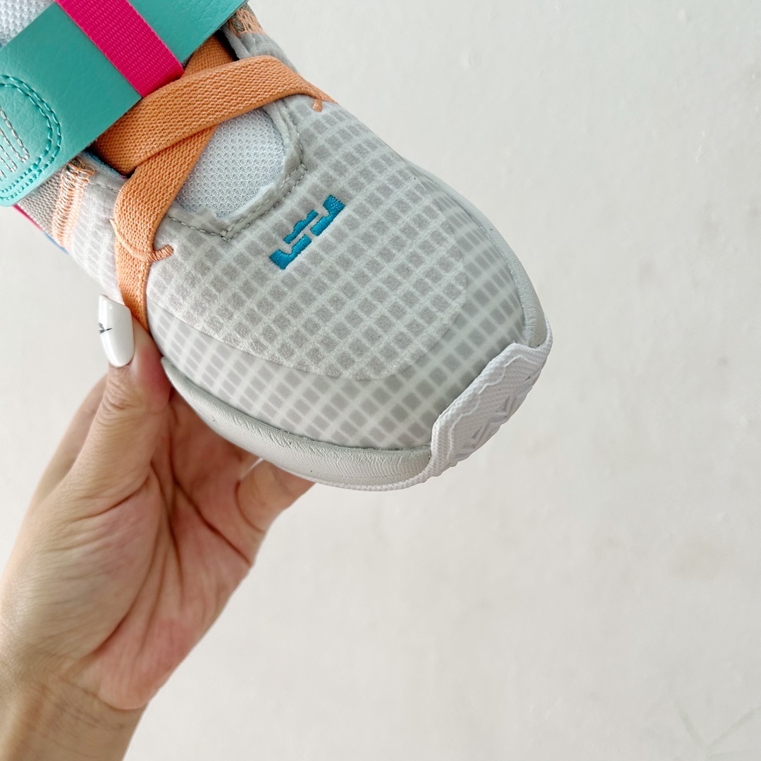“James Kids Basketball Shoes: Comfortable Support for Young Athletes in Stylish Designs” - 图片 4