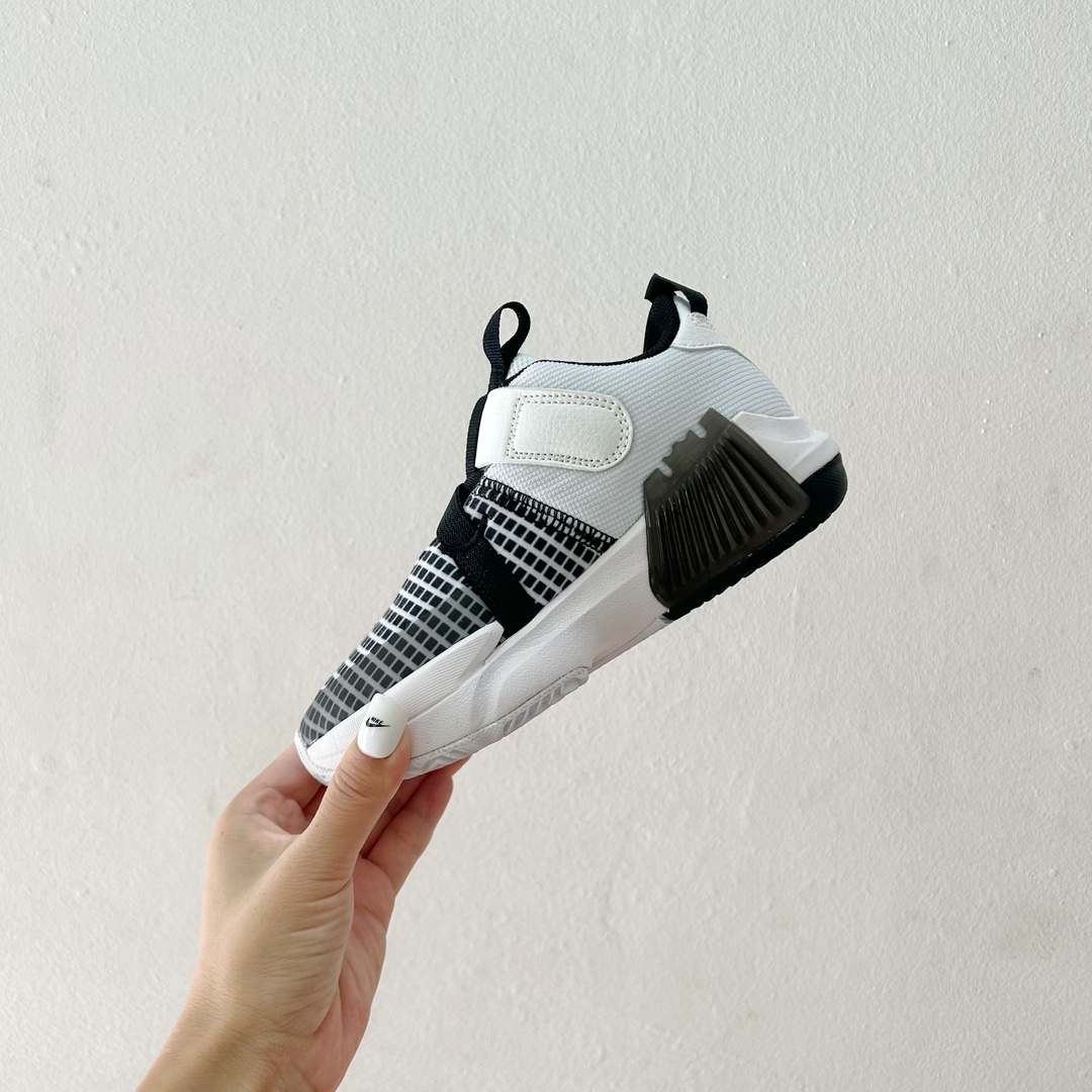 “James’ Kids Basketball Shoes: Comfort, Support, and Style for Young Athletes” - 图片 3