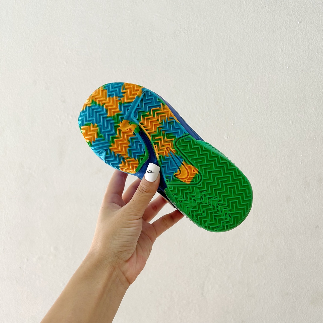 图片[8]-📍7400蓝色 🔗詹姆斯亲子儿童篮球鞋 尺码：26-39码 👣 轻巧舒适 贴心呵护 👣 「詹姆斯亲子儿童篮球鞋」采用轻盈透气的材质，独特设计的鞋底提供了抓地力和稳定性。它的支撑结构旨在保护孩子们的稚嫩足部，确保他们在运动过程中能够享受最舒适的感觉。👟😍 🌈 个性时尚，点亮宝贝构思 🌈 这款鞋子有各种酷炫和多彩的颜色可供选择，无论男孩女孩，我们都能找到最适合宝贝的一款。不仅如此，「詹姆斯亲子儿童篮球鞋」的时尚外观也让孩子们在运动场上成为任意一个摄影师的焦点！📸✨-选品中心