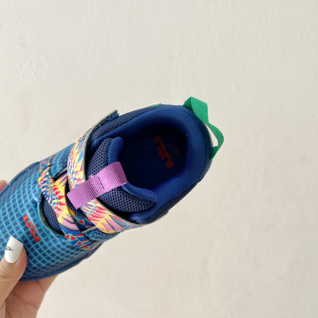 图片[6]-📍7400蓝色 🔗詹姆斯亲子儿童篮球鞋 尺码：26-39码 👣 轻巧舒适 贴心呵护 👣 「詹姆斯亲子儿童篮球鞋」采用轻盈透气的材质，独特设计的鞋底提供了抓地力和稳定性。它的支撑结构旨在保护孩子们的稚嫩足部，确保他们在运动过程中能够享受最舒适的感觉。👟😍 🌈 个性时尚，点亮宝贝构思 🌈 这款鞋子有各种酷炫和多彩的颜色可供选择，无论男孩女孩，我们都能找到最适合宝贝的一款。不仅如此，「詹姆斯亲子儿童篮球鞋」的时尚外观也让孩子们在运动场上成为任意一个摄影师的焦点！📸✨-选品中心