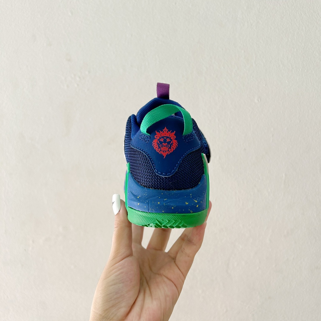 图片[5]-📍7400蓝色 🔗詹姆斯亲子儿童篮球鞋 尺码：26-39码 👣 轻巧舒适 贴心呵护 👣 「詹姆斯亲子儿童篮球鞋」采用轻盈透气的材质，独特设计的鞋底提供了抓地力和稳定性。它的支撑结构旨在保护孩子们的稚嫩足部，确保他们在运动过程中能够享受最舒适的感觉。👟😍 🌈 个性时尚，点亮宝贝构思 🌈 这款鞋子有各种酷炫和多彩的颜色可供选择，无论男孩女孩，我们都能找到最适合宝贝的一款。不仅如此，「詹姆斯亲子儿童篮球鞋」的时尚外观也让孩子们在运动场上成为任意一个摄影师的焦点！📸✨-选品中心