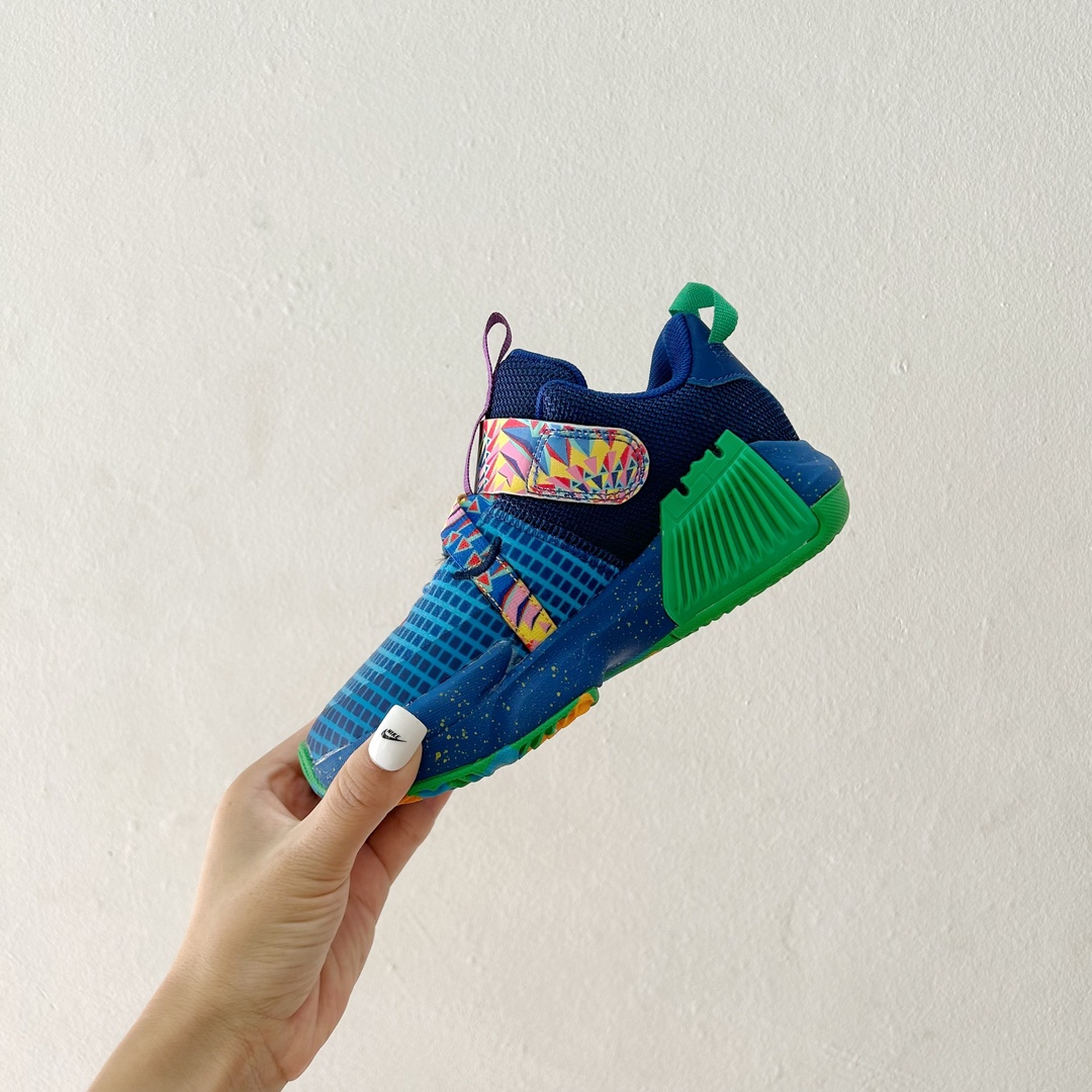 图片[3]-📍7400蓝色 🔗詹姆斯亲子儿童篮球鞋 尺码：26-39码 👣 轻巧舒适 贴心呵护 👣 「詹姆斯亲子儿童篮球鞋」采用轻盈透气的材质，独特设计的鞋底提供了抓地力和稳定性。它的支撑结构旨在保护孩子们的稚嫩足部，确保他们在运动过程中能够享受最舒适的感觉。👟😍 🌈 个性时尚，点亮宝贝构思 🌈 这款鞋子有各种酷炫和多彩的颜色可供选择，无论男孩女孩，我们都能找到最适合宝贝的一款。不仅如此，「詹姆斯亲子儿童篮球鞋」的时尚外观也让孩子们在运动场上成为任意一个摄影师的焦点！📸✨-选品中心