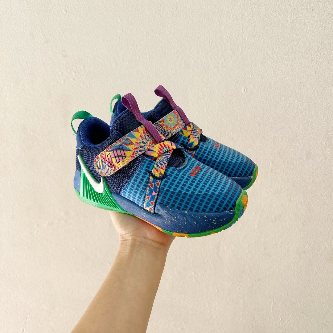 图片[9]-📍7400蓝色 🔗詹姆斯亲子儿童篮球鞋 尺码：26-39码 👣 轻巧舒适 贴心呵护 👣 「詹姆斯亲子儿童篮球鞋」采用轻盈透气的材质，独特设计的鞋底提供了抓地力和稳定性。它的支撑结构旨在保护孩子们的稚嫩足部，确保他们在运动过程中能够享受最舒适的感觉。👟😍 🌈 个性时尚，点亮宝贝构思 🌈 这款鞋子有各种酷炫和多彩的颜色可供选择，无论男孩女孩，我们都能找到最适合宝贝的一款。不仅如此，「詹姆斯亲子儿童篮球鞋」的时尚外观也让孩子们在运动场上成为任意一个摄影师的焦点！📸✨-选品中心