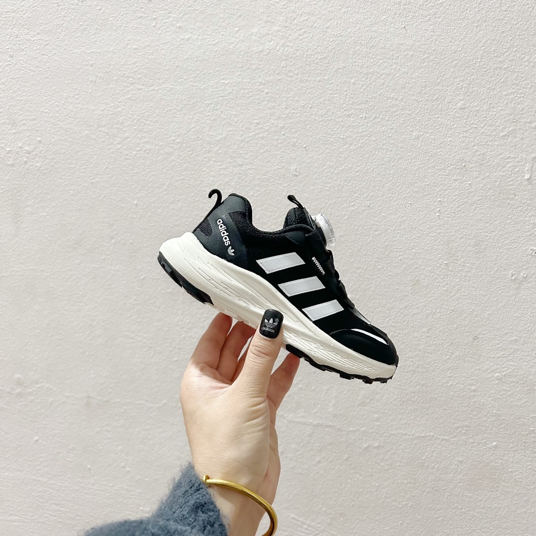 图片[2]-🔗 阿迪旋转钮扣网面儿童运动鞋 尺码：26-37码 经典三条纹锁扣❤️ 老爹款式设计，百搭又时髦🆒 优质面料拼接，质感满满💯 耐磨防滑轮胎底，脚感超赞👍🏻 旋转扣设计，方便小朋友穿脱，鞋身超多透气孔包裹性舒适度拉满！中底设计不光提高整体颜值，还让脚感更软弹！运动一定要穿它！脚感绝了！-选品中心