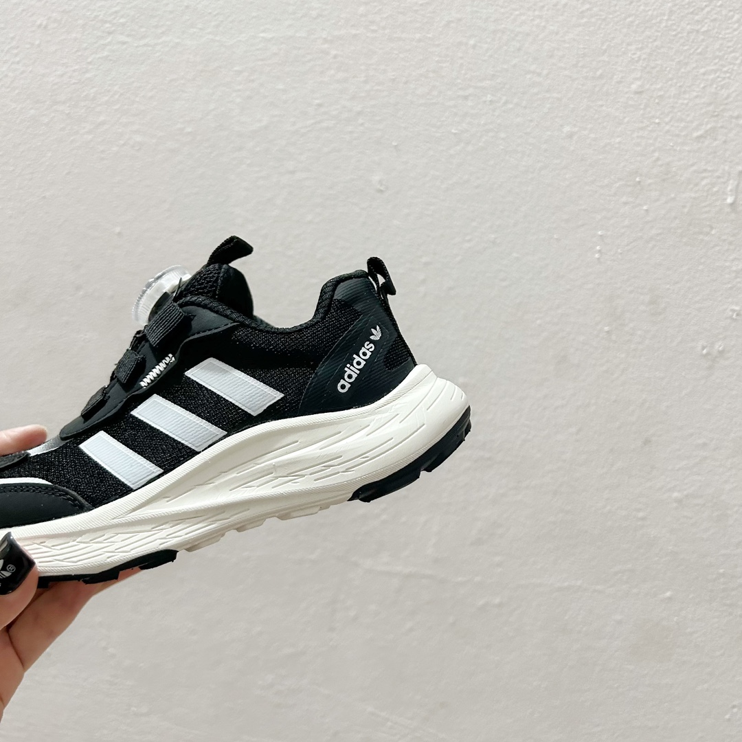 图片[8]-🔗 阿迪旋转钮扣网面儿童运动鞋 尺码：26-37码 经典三条纹锁扣❤️ 老爹款式设计，百搭又时髦🆒 优质面料拼接，质感满满💯 耐磨防滑轮胎底，脚感超赞👍🏻 旋转扣设计，方便小朋友穿脱，鞋身超多透气孔包裹性舒适度拉满！中底设计不光提高整体颜值，还让脚感更软弹！运动一定要穿它！脚感绝了！-选品中心