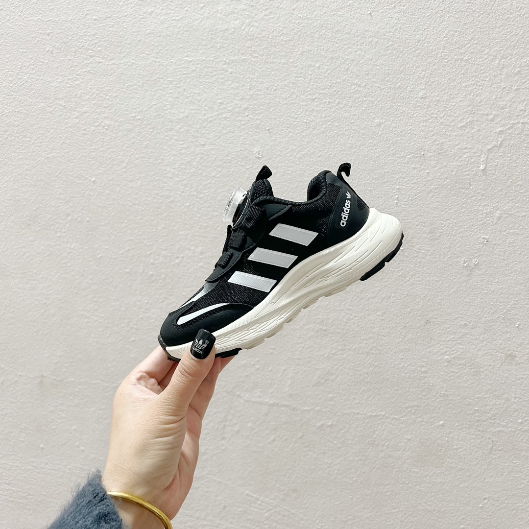 图片[4]-🔗 阿迪旋转钮扣网面儿童运动鞋 尺码：26-37码 经典三条纹锁扣❤️ 老爹款式设计，百搭又时髦🆒 优质面料拼接，质感满满💯 耐磨防滑轮胎底，脚感超赞👍🏻 旋转扣设计，方便小朋友穿脱，鞋身超多透气孔包裹性舒适度拉满！中底设计不光提高整体颜值，还让脚感更软弹！运动一定要穿它！脚感绝了！-选品中心