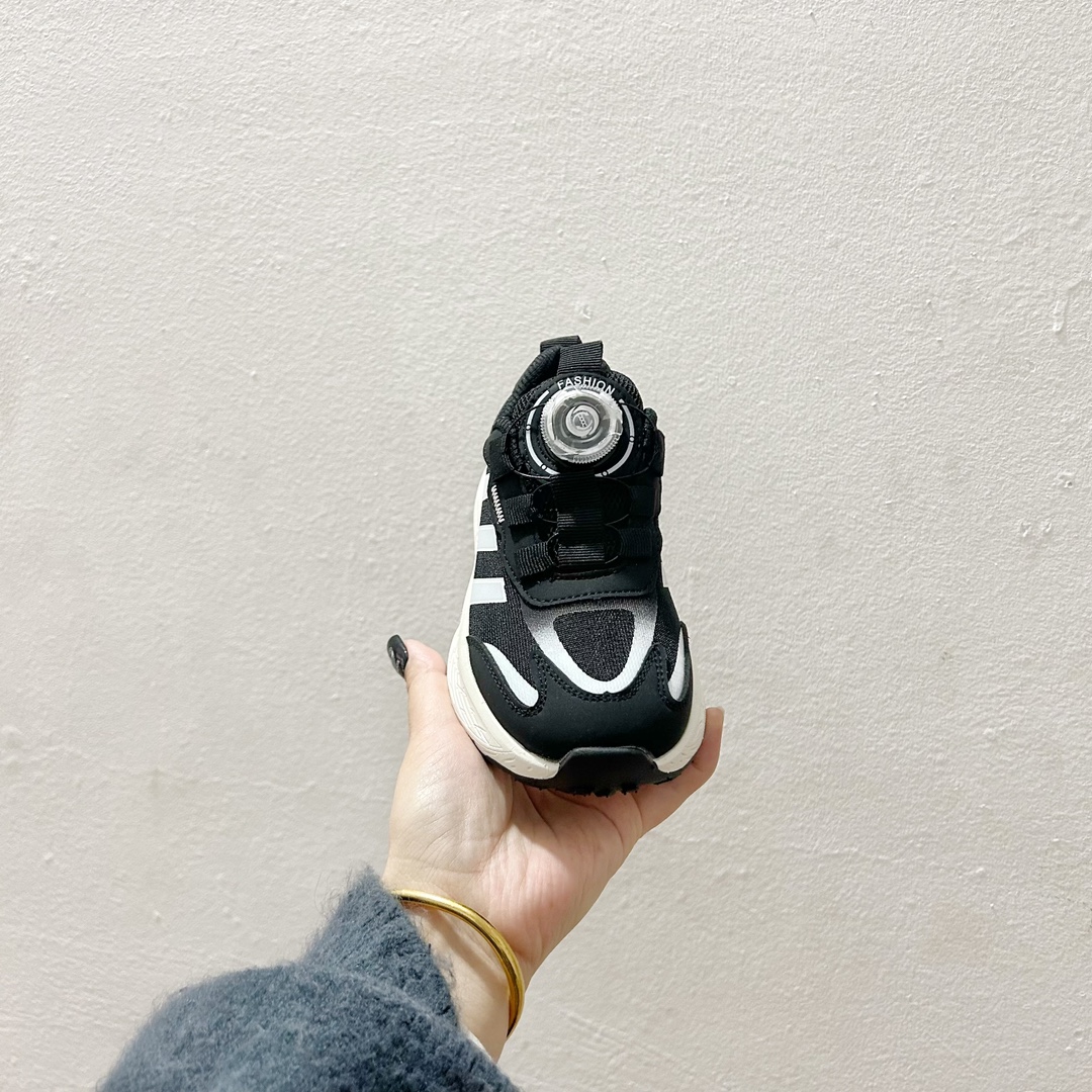 图片[3]-🔗 阿迪旋转钮扣网面儿童运动鞋 尺码：26-37码 经典三条纹锁扣❤️ 老爹款式设计，百搭又时髦🆒 优质面料拼接，质感满满💯 耐磨防滑轮胎底，脚感超赞👍🏻 旋转扣设计，方便小朋友穿脱，鞋身超多透气孔包裹性舒适度拉满！中底设计不光提高整体颜值，还让脚感更软弹！运动一定要穿它！脚感绝了！-选品中心