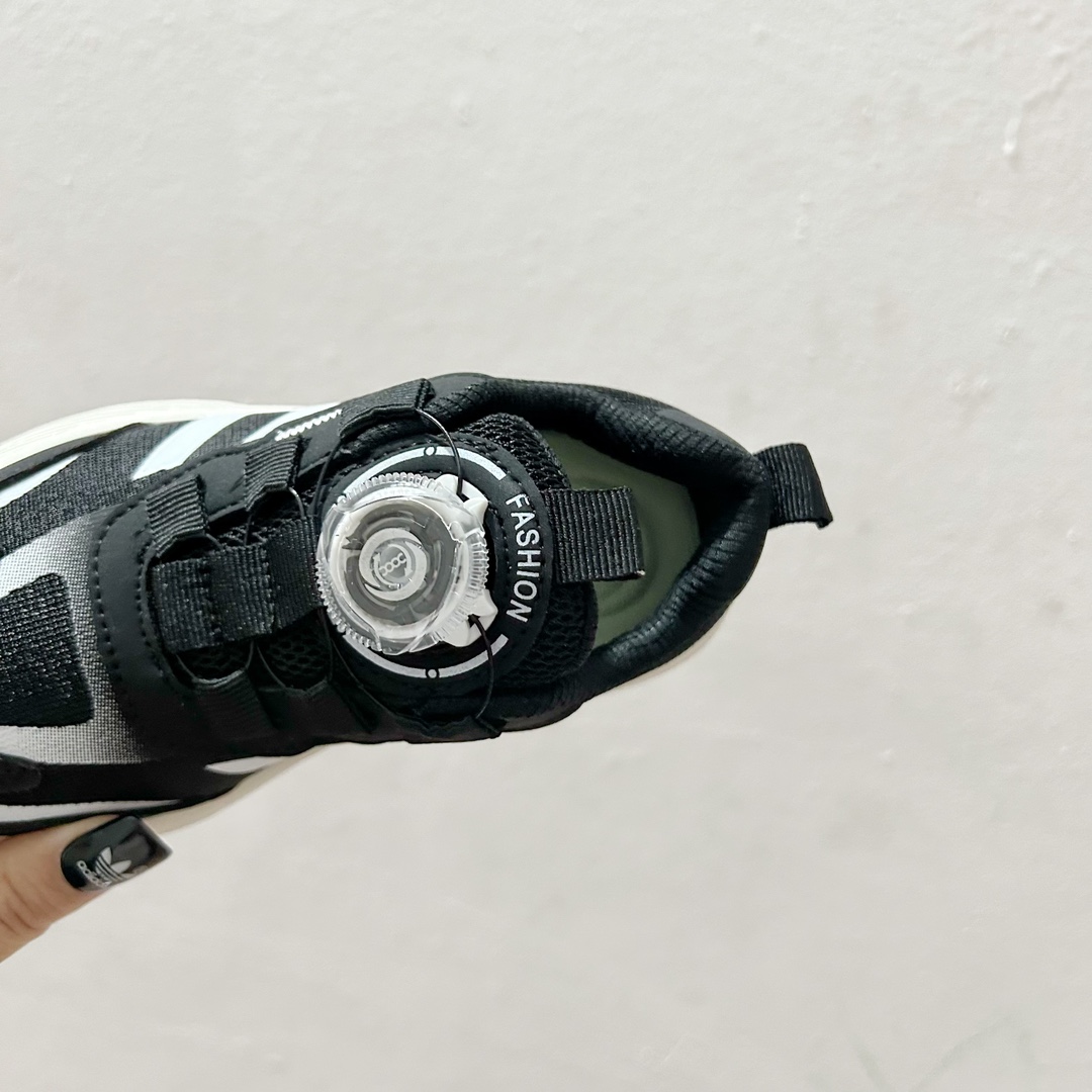 图片[7]-🔗 阿迪旋转钮扣网面儿童运动鞋 尺码：26-37码 经典三条纹锁扣❤️ 老爹款式设计，百搭又时髦🆒 优质面料拼接，质感满满💯 耐磨防滑轮胎底，脚感超赞👍🏻 旋转扣设计，方便小朋友穿脱，鞋身超多透气孔包裹性舒适度拉满！中底设计不光提高整体颜值，还让脚感更软弹！运动一定要穿它！脚感绝了！-选品中心