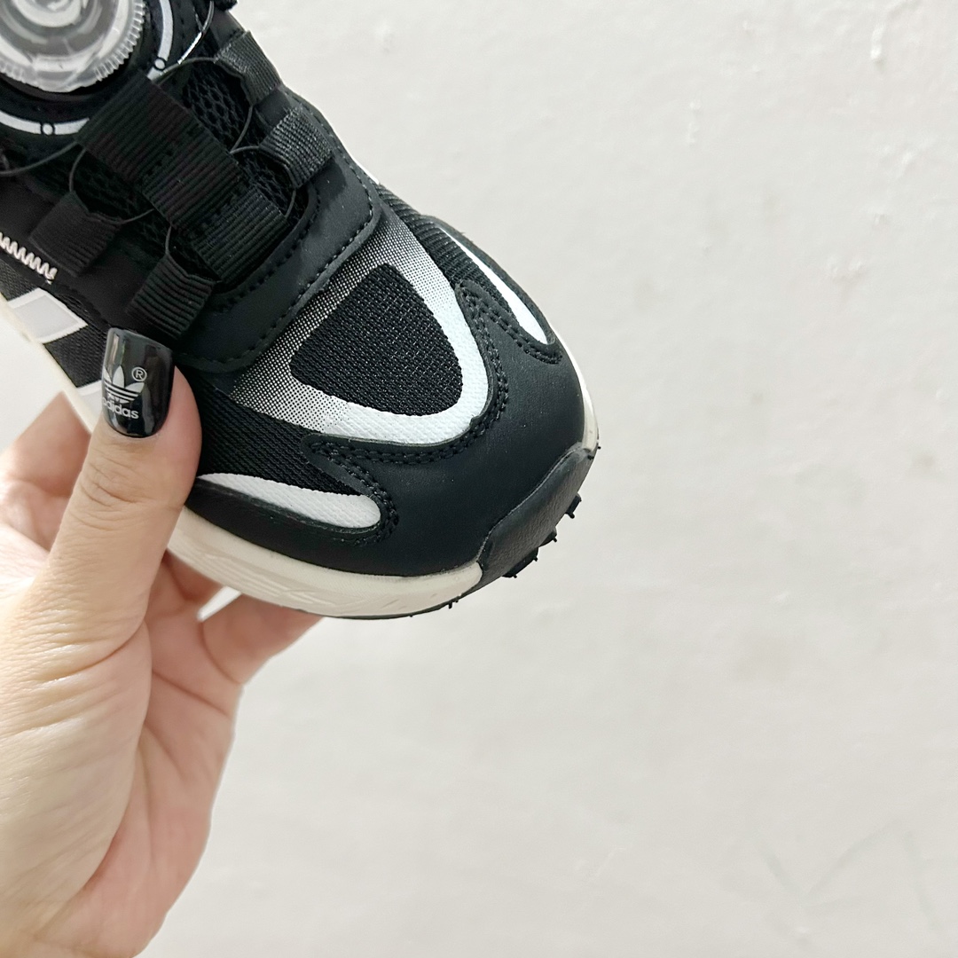 图片[5]-🔗 阿迪旋转钮扣网面儿童运动鞋 尺码：26-37码 经典三条纹锁扣❤️ 老爹款式设计，百搭又时髦🆒 优质面料拼接，质感满满💯 耐磨防滑轮胎底，脚感超赞👍🏻 旋转扣设计，方便小朋友穿脱，鞋身超多透气孔包裹性舒适度拉满！中底设计不光提高整体颜值，还让脚感更软弹！运动一定要穿它！脚感绝了！-选品中心