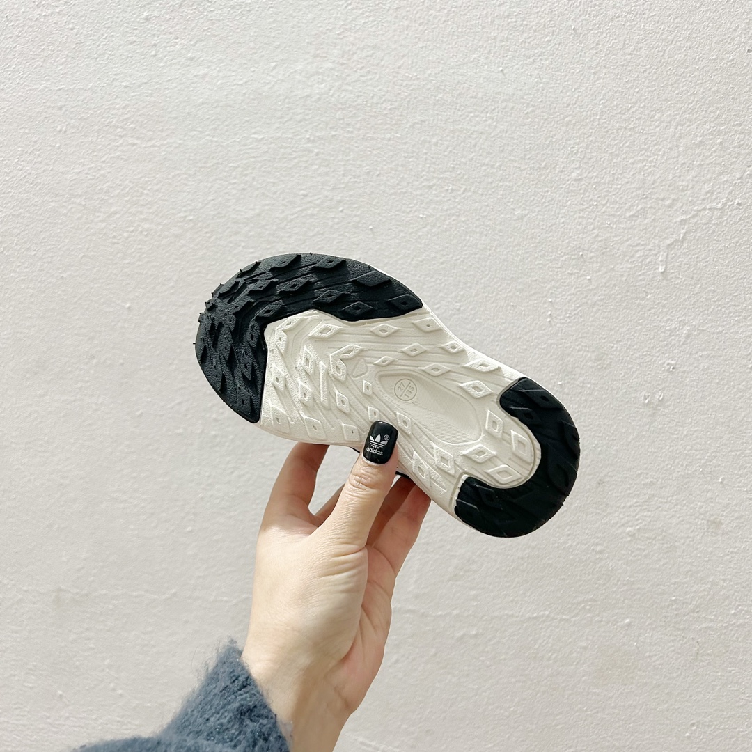 图片[9]-🔗 阿迪旋转钮扣网面儿童运动鞋 尺码：26-37码 经典三条纹锁扣❤️ 老爹款式设计，百搭又时髦🆒 优质面料拼接，质感满满💯 耐磨防滑轮胎底，脚感超赞👍🏻 旋转扣设计，方便小朋友穿脱，鞋身超多透气孔包裹性舒适度拉满！中底设计不光提高整体颜值，还让脚感更软弹！运动一定要穿它！脚感绝了！-选品中心