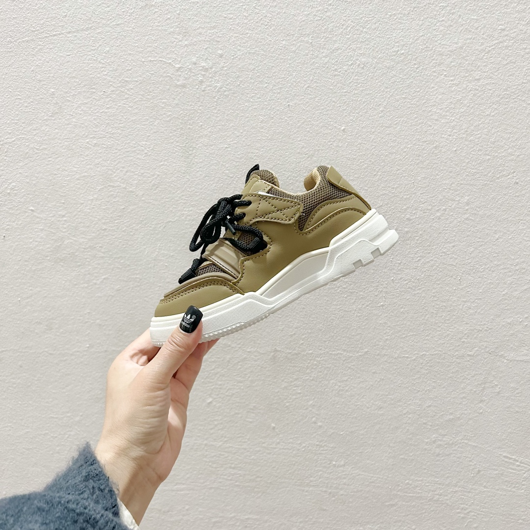 图片[4]-🔗AD魔术贴儿童休闲板鞋 尺码：26-37码 ✨宝贝们的脚丫子也需要时尚舒适的呵护✨ 👟不再为繁琐的鞋带烦恼，一贴即合，一拉一扣，轻松穿脱，让小小世界多一份便捷。🎈小手也能自己搞定，独立的小大人就是这么养成的！👩‍👧‍👦 🌈炫酷的外观设计，搭配五彩斑斓的色彩，无论是上学路上还是户外探险，都是小伙伴们注目的焦点。👀-选品中心