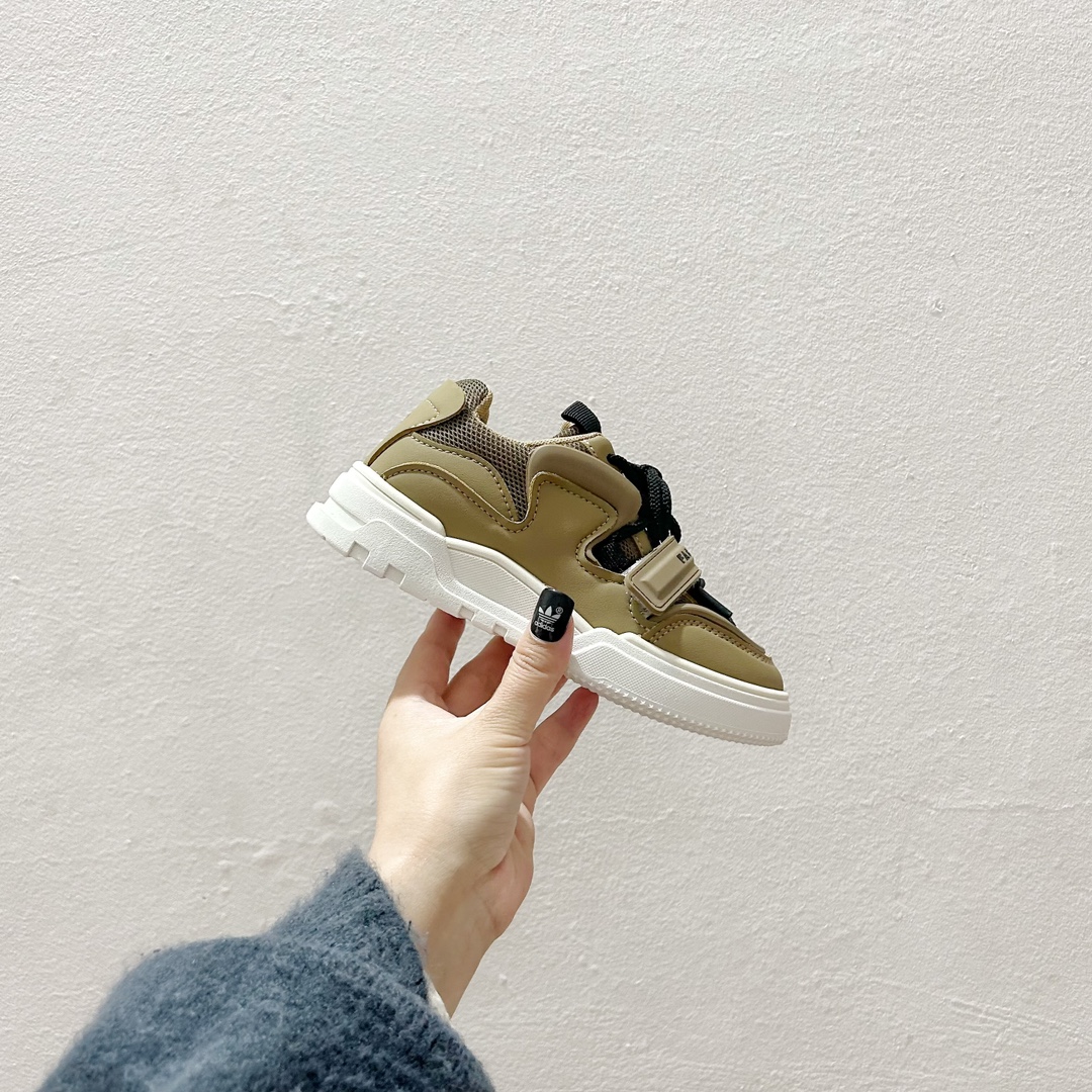 图片[2]-🔗AD魔术贴儿童休闲板鞋 尺码：26-37码 ✨宝贝们的脚丫子也需要时尚舒适的呵护✨ 👟不再为繁琐的鞋带烦恼，一贴即合，一拉一扣，轻松穿脱，让小小世界多一份便捷。🎈小手也能自己搞定，独立的小大人就是这么养成的！👩‍👧‍👦 🌈炫酷的外观设计，搭配五彩斑斓的色彩，无论是上学路上还是户外探险，都是小伙伴们注目的焦点。👀-选品中心