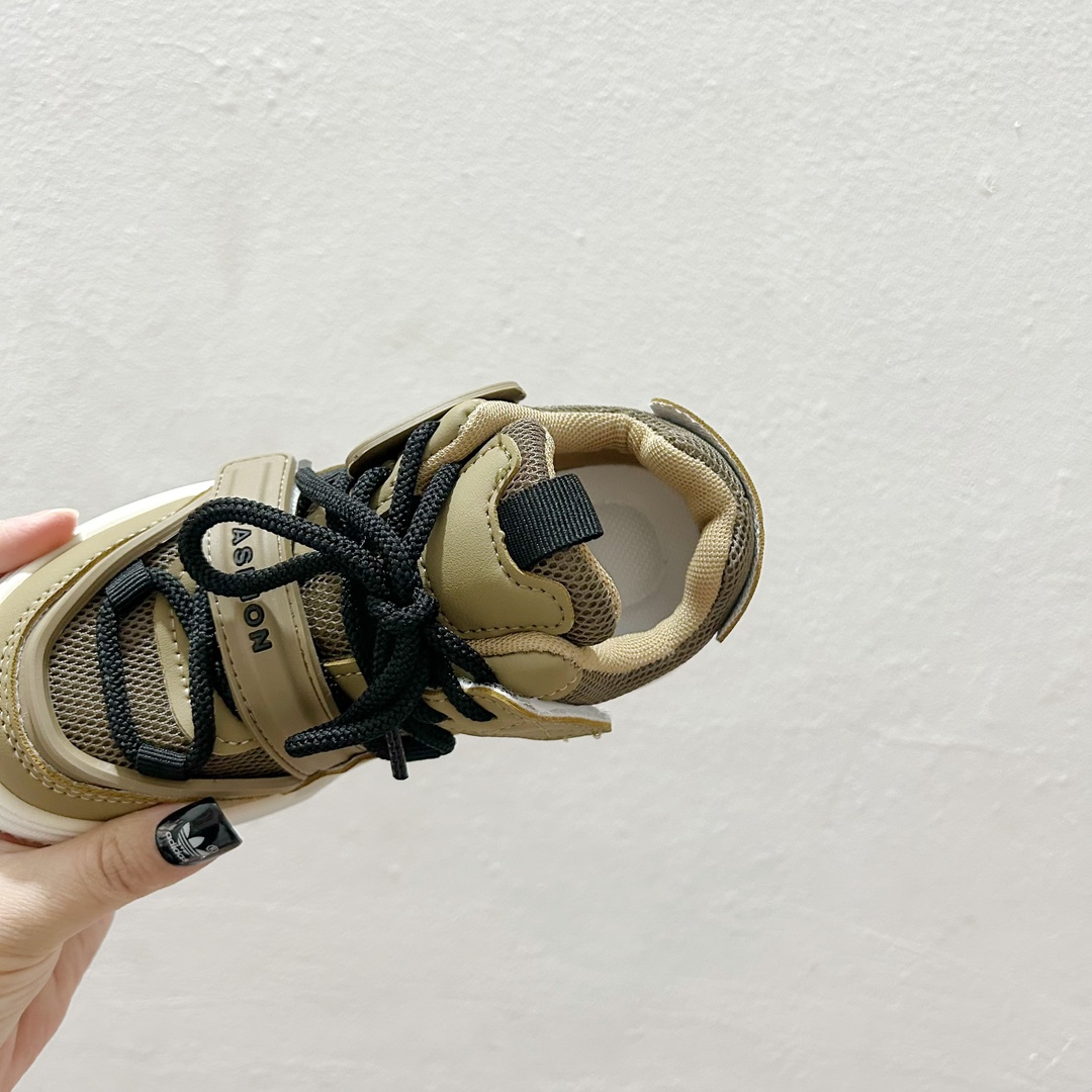 图片[7]-🔗AD魔术贴儿童休闲板鞋 尺码：26-37码 ✨宝贝们的脚丫子也需要时尚舒适的呵护✨ 👟不再为繁琐的鞋带烦恼，一贴即合，一拉一扣，轻松穿脱，让小小世界多一份便捷。🎈小手也能自己搞定，独立的小大人就是这么养成的！👩‍👧‍👦 🌈炫酷的外观设计，搭配五彩斑斓的色彩，无论是上学路上还是户外探险，都是小伙伴们注目的焦点。👀-选品中心