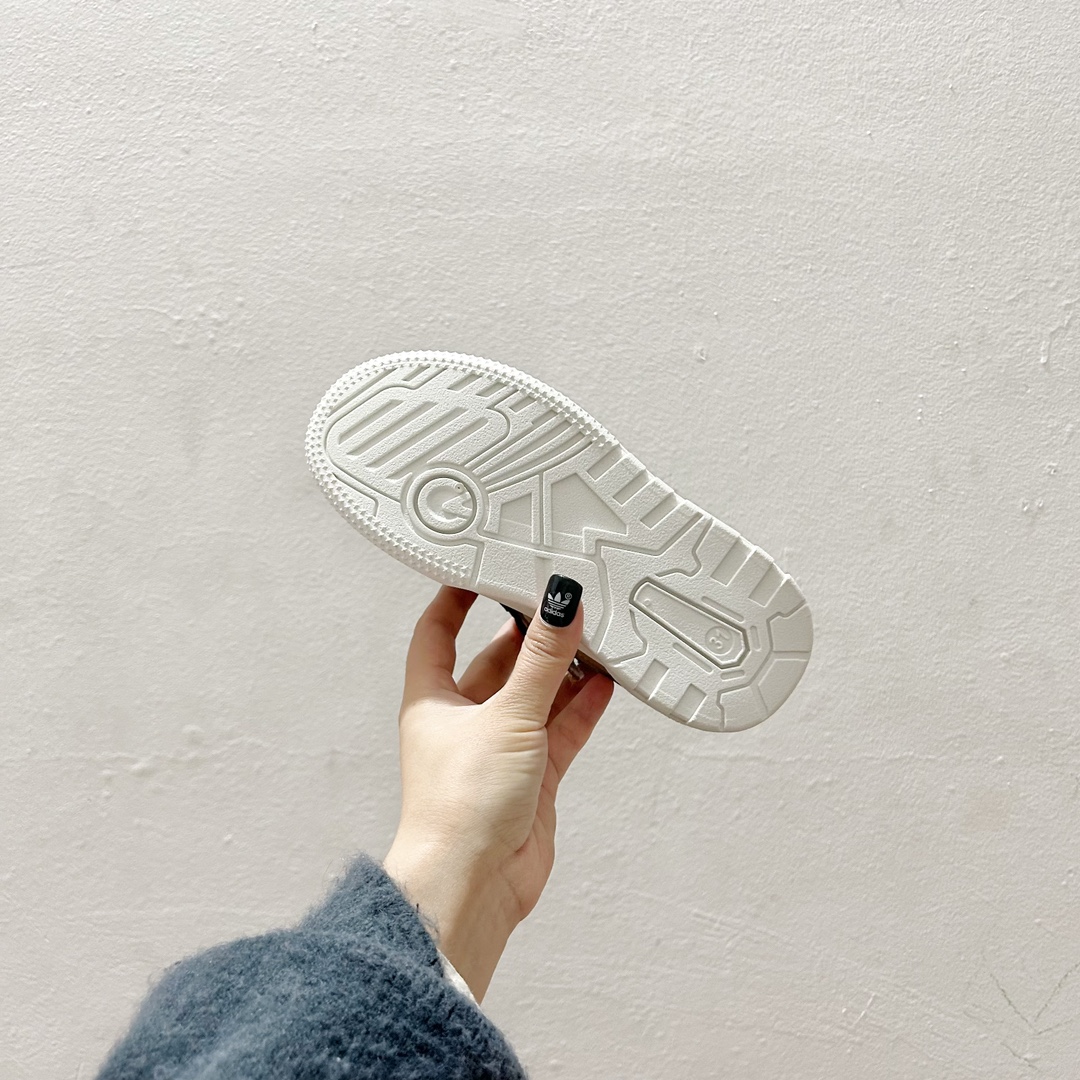 图片[9]-🔗AD魔术贴儿童休闲板鞋 尺码：26-37码 ✨宝贝们的脚丫子也需要时尚舒适的呵护✨ 👟不再为繁琐的鞋带烦恼，一贴即合，一拉一扣，轻松穿脱，让小小世界多一份便捷。🎈小手也能自己搞定，独立的小大人就是这么养成的！👩‍👧‍👦 🌈炫酷的外观设计，搭配五彩斑斓的色彩，无论是上学路上还是户外探险，都是小伙伴们注目的焦点。👀-选品中心