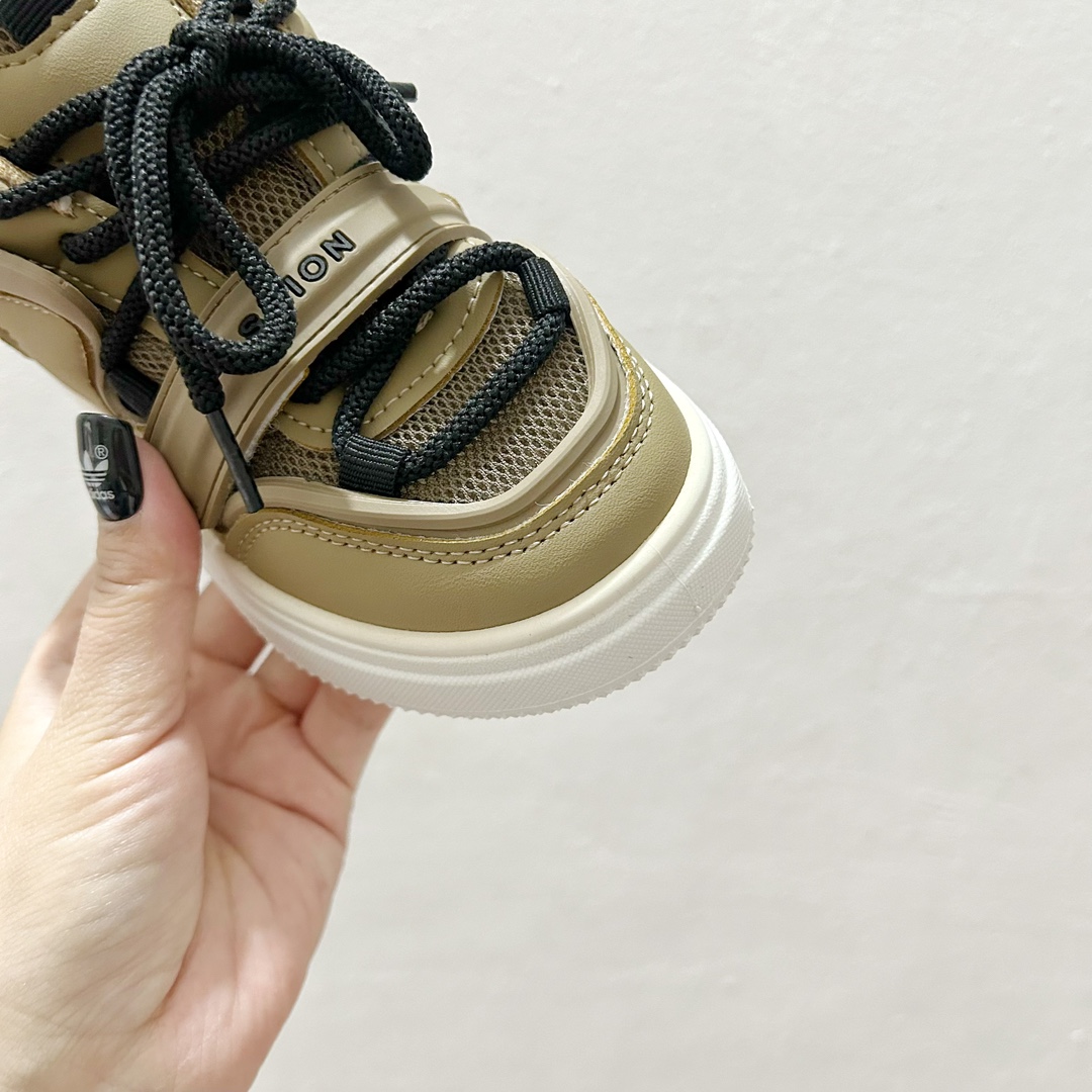 图片[5]-🔗AD魔术贴儿童休闲板鞋 尺码：26-37码 ✨宝贝们的脚丫子也需要时尚舒适的呵护✨ 👟不再为繁琐的鞋带烦恼，一贴即合，一拉一扣，轻松穿脱，让小小世界多一份便捷。🎈小手也能自己搞定，独立的小大人就是这么养成的！👩‍👧‍👦 🌈炫酷的外观设计，搭配五彩斑斓的色彩，无论是上学路上还是户外探险，都是小伙伴们注目的焦点。👀-选品中心