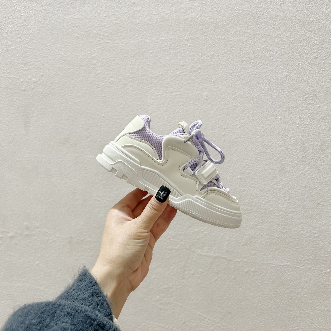 图片[2]-🔗AD魔术贴儿童休闲板鞋 尺码：26-37码 ✨宝贝们的脚丫子也需要时尚舒适的呵护✨ 👟不再为繁琐的鞋带烦恼，一贴即合，一拉一扣，轻松穿脱，让小小世界多一份便捷。🎈小手也能自己搞定，独立的小大人就是这么养成的！👩‍👧‍👦 🌈炫酷的外观设计，搭配五彩斑斓的色彩，无论是上学路上还是户外探险，都是小伙伴们注目的焦点。👀-选品中心