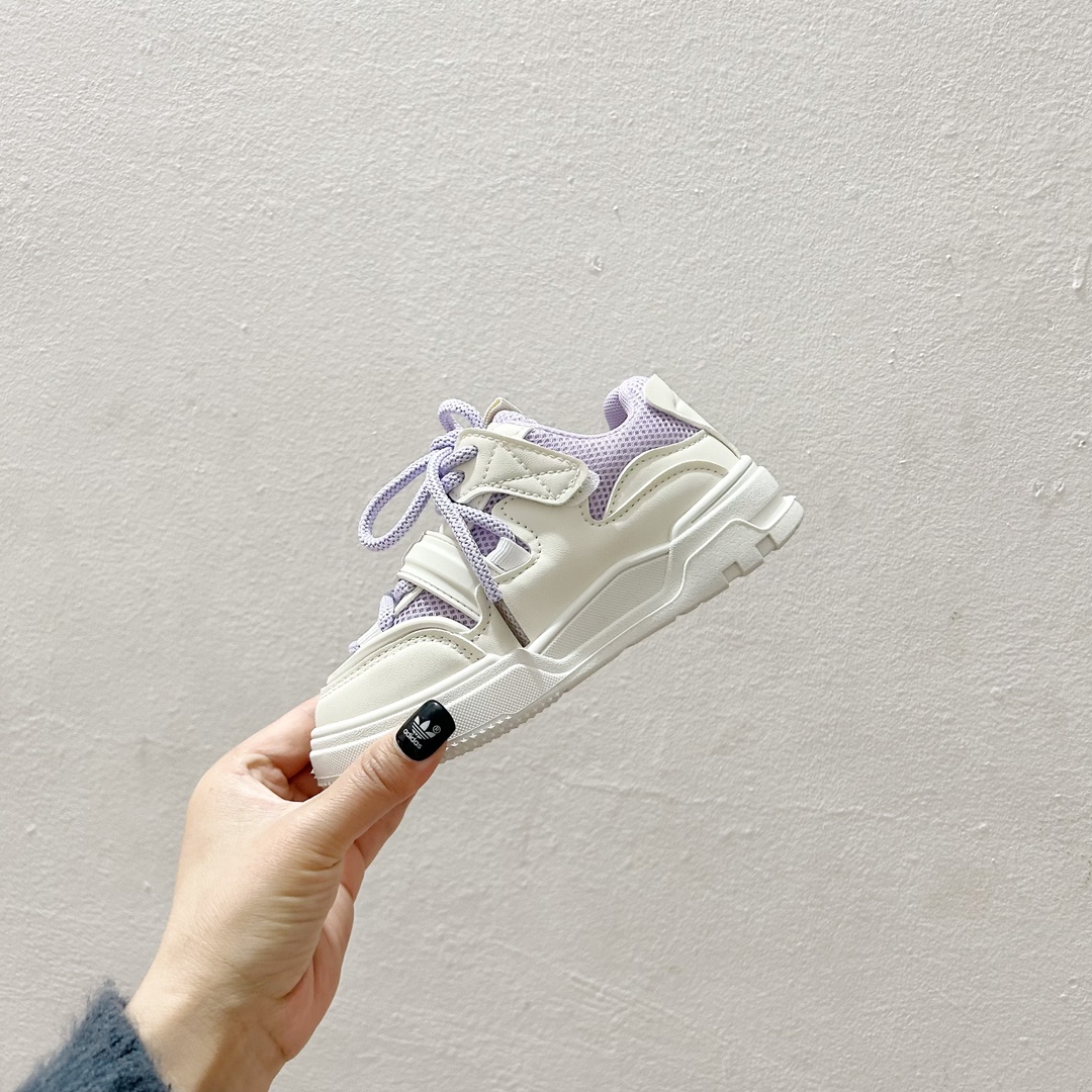 图片[4]-🔗AD魔术贴儿童休闲板鞋 尺码：26-37码 ✨宝贝们的脚丫子也需要时尚舒适的呵护✨ 👟不再为繁琐的鞋带烦恼，一贴即合，一拉一扣，轻松穿脱，让小小世界多一份便捷。🎈小手也能自己搞定，独立的小大人就是这么养成的！👩‍👧‍👦 🌈炫酷的外观设计，搭配五彩斑斓的色彩，无论是上学路上还是户外探险，都是小伙伴们注目的焦点。👀-选品中心