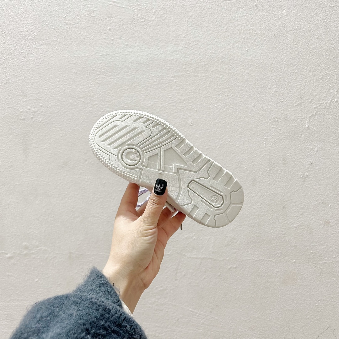 图片[9]-🔗AD魔术贴儿童休闲板鞋 尺码：26-37码 ✨宝贝们的脚丫子也需要时尚舒适的呵护✨ 👟不再为繁琐的鞋带烦恼，一贴即合，一拉一扣，轻松穿脱，让小小世界多一份便捷。🎈小手也能自己搞定，独立的小大人就是这么养成的！👩‍👧‍👦 🌈炫酷的外观设计，搭配五彩斑斓的色彩，无论是上学路上还是户外探险，都是小伙伴们注目的焦点。👀-选品中心