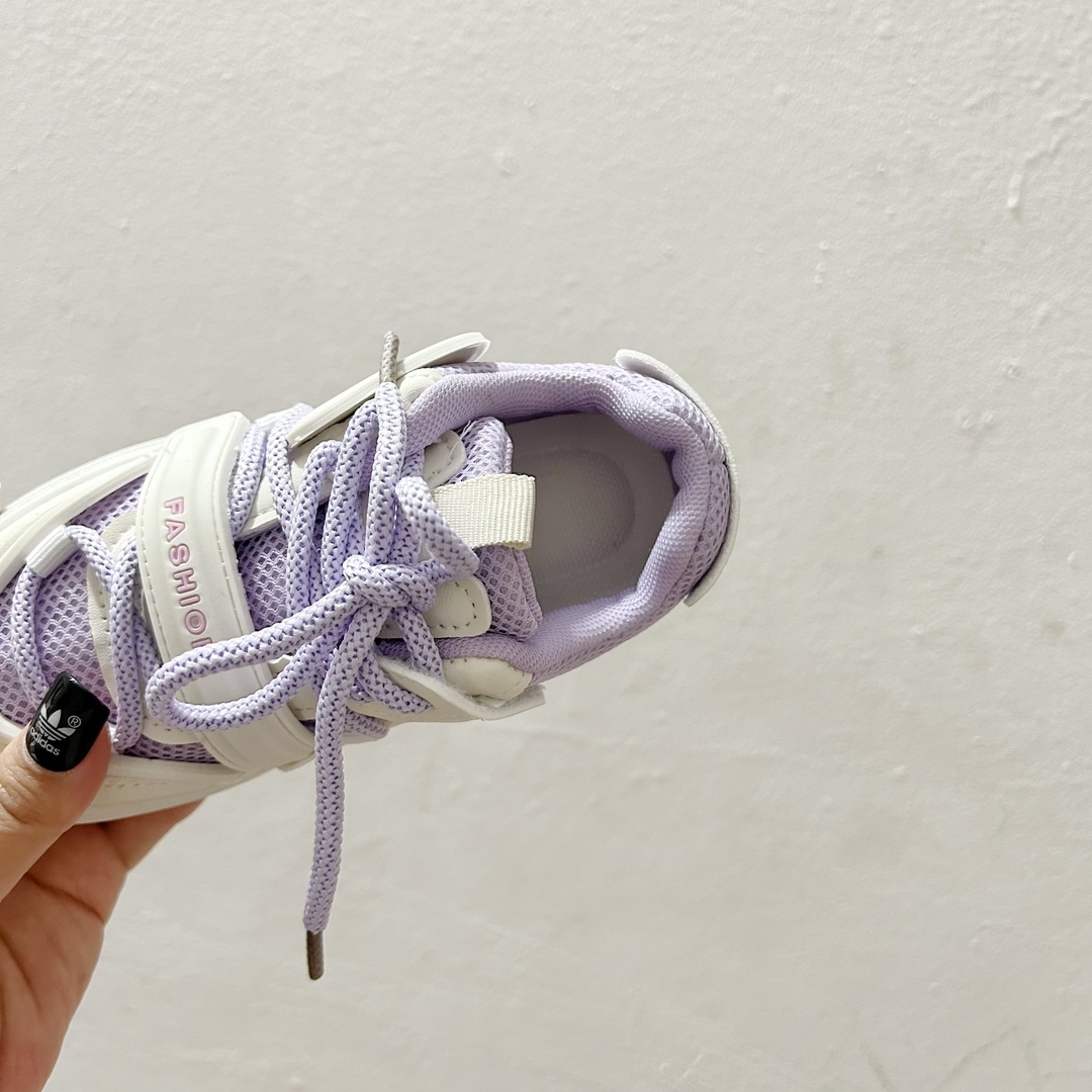 图片[7]-🔗AD魔术贴儿童休闲板鞋 尺码：26-37码 ✨宝贝们的脚丫子也需要时尚舒适的呵护✨ 👟不再为繁琐的鞋带烦恼，一贴即合，一拉一扣，轻松穿脱，让小小世界多一份便捷。🎈小手也能自己搞定，独立的小大人就是这么养成的！👩‍👧‍👦 🌈炫酷的外观设计，搭配五彩斑斓的色彩，无论是上学路上还是户外探险，都是小伙伴们注目的焦点。👀-选品中心