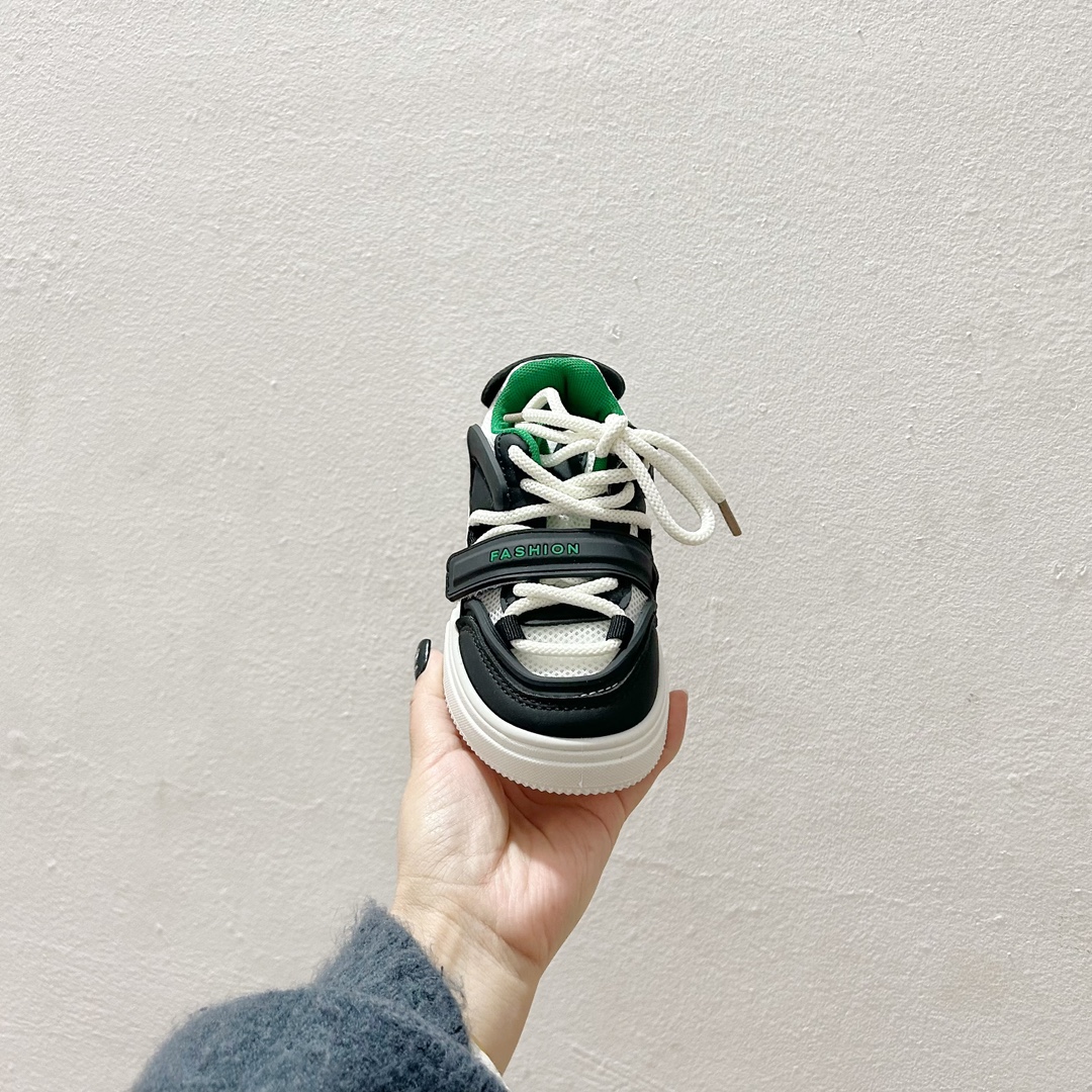 图片[3]-🔗AD魔术贴儿童休闲板鞋 尺码：26-37码 ✨宝贝们的脚丫子也需要时尚舒适的呵护✨ 👟不再为繁琐的鞋带烦恼，一贴即合，一拉一扣，轻松穿脱，让小小世界多一份便捷。🎈小手也能自己搞定，独立的小大人就是这么养成的！👩‍👧‍👦 🌈炫酷的外观设计，搭配五彩斑斓的色彩，无论是上学路上还是户外探险，都是小伙伴们注目的焦点。👀-选品中心