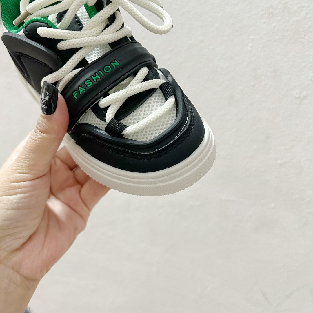 图片[5]-🔗AD魔术贴儿童休闲板鞋 尺码：26-37码 ✨宝贝们的脚丫子也需要时尚舒适的呵护✨ 👟不再为繁琐的鞋带烦恼，一贴即合，一拉一扣，轻松穿脱，让小小世界多一份便捷。🎈小手也能自己搞定，独立的小大人就是这么养成的！👩‍👧‍👦 🌈炫酷的外观设计，搭配五彩斑斓的色彩，无论是上学路上还是户外探险，都是小伙伴们注目的焦点。👀-选品中心