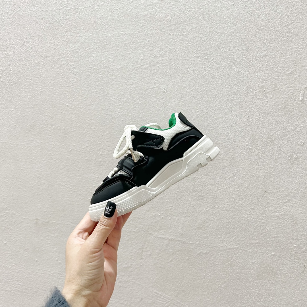 图片[4]-🔗AD魔术贴儿童休闲板鞋 尺码：26-37码 ✨宝贝们的脚丫子也需要时尚舒适的呵护✨ 👟不再为繁琐的鞋带烦恼，一贴即合，一拉一扣，轻松穿脱，让小小世界多一份便捷。🎈小手也能自己搞定，独立的小大人就是这么养成的！👩‍👧‍👦 🌈炫酷的外观设计，搭配五彩斑斓的色彩，无论是上学路上还是户外探险，都是小伙伴们注目的焦点。👀-选品中心