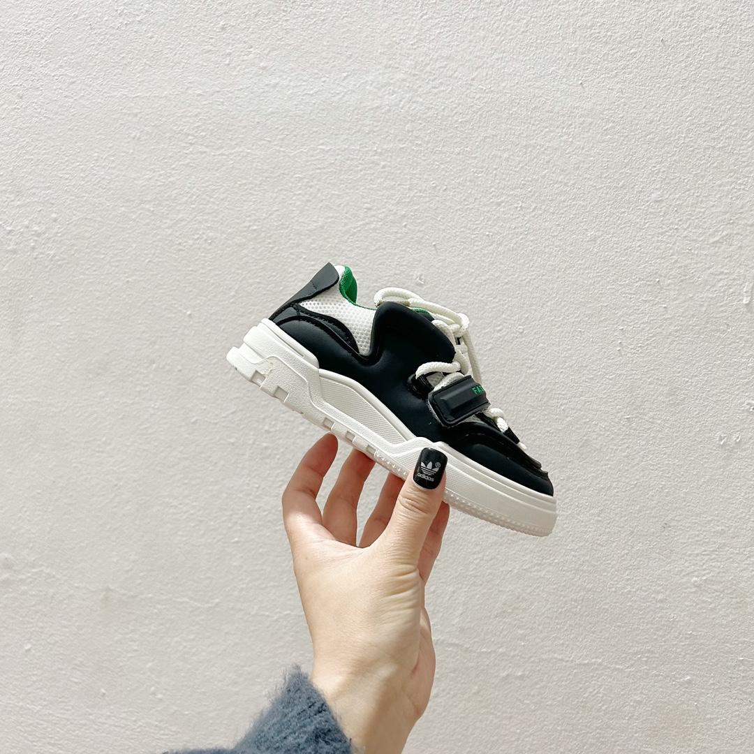 图片[2]-🔗AD魔术贴儿童休闲板鞋 尺码：26-37码 ✨宝贝们的脚丫子也需要时尚舒适的呵护✨ 👟不再为繁琐的鞋带烦恼，一贴即合，一拉一扣，轻松穿脱，让小小世界多一份便捷。🎈小手也能自己搞定，独立的小大人就是这么养成的！👩‍👧‍👦 🌈炫酷的外观设计，搭配五彩斑斓的色彩，无论是上学路上还是户外探险，都是小伙伴们注目的焦点。👀-选品中心