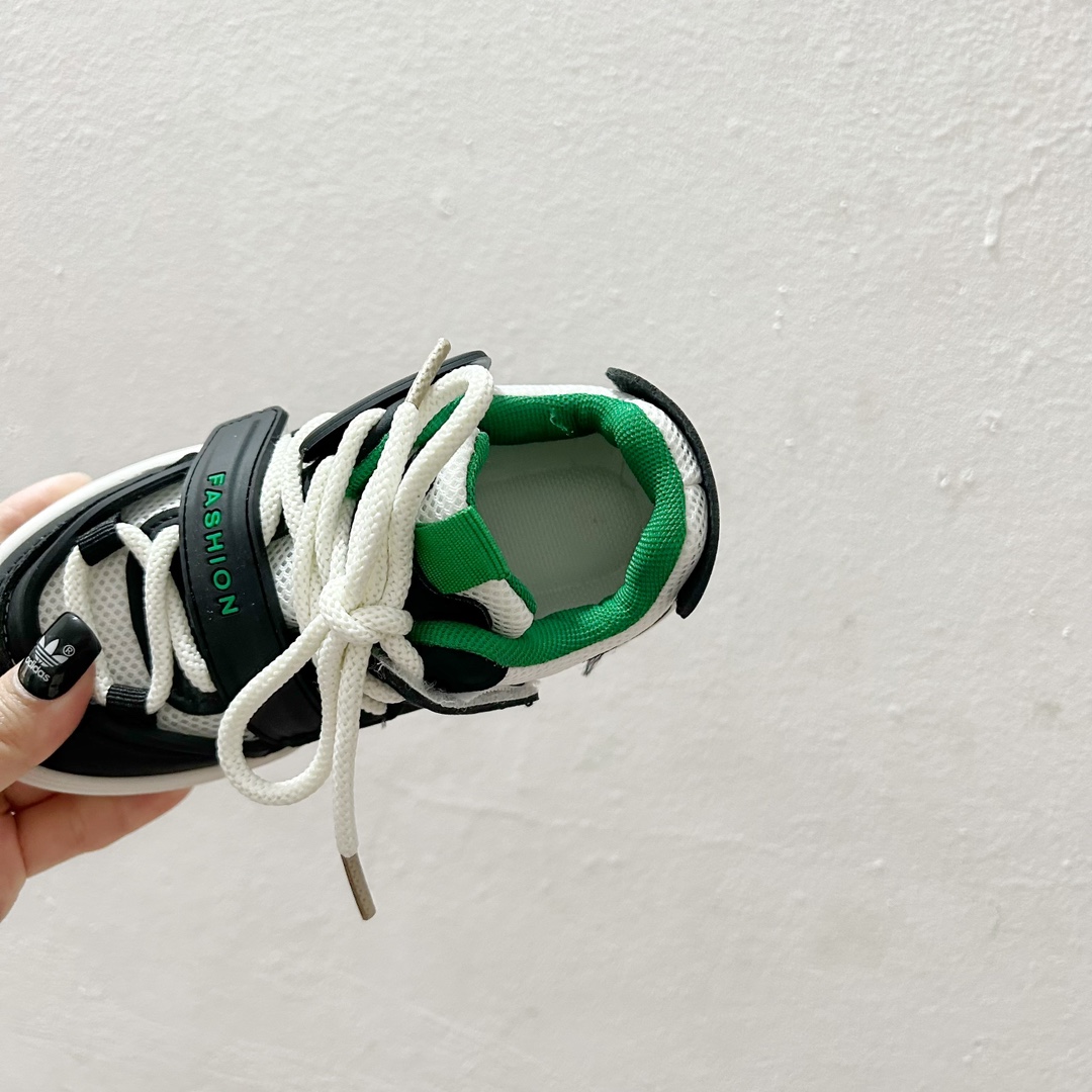 图片[7]-🔗AD魔术贴儿童休闲板鞋 尺码：26-37码 ✨宝贝们的脚丫子也需要时尚舒适的呵护✨ 👟不再为繁琐的鞋带烦恼，一贴即合，一拉一扣，轻松穿脱，让小小世界多一份便捷。🎈小手也能自己搞定，独立的小大人就是这么养成的！👩‍👧‍👦 🌈炫酷的外观设计，搭配五彩斑斓的色彩，无论是上学路上还是户外探险，都是小伙伴们注目的焦点。👀-选品中心