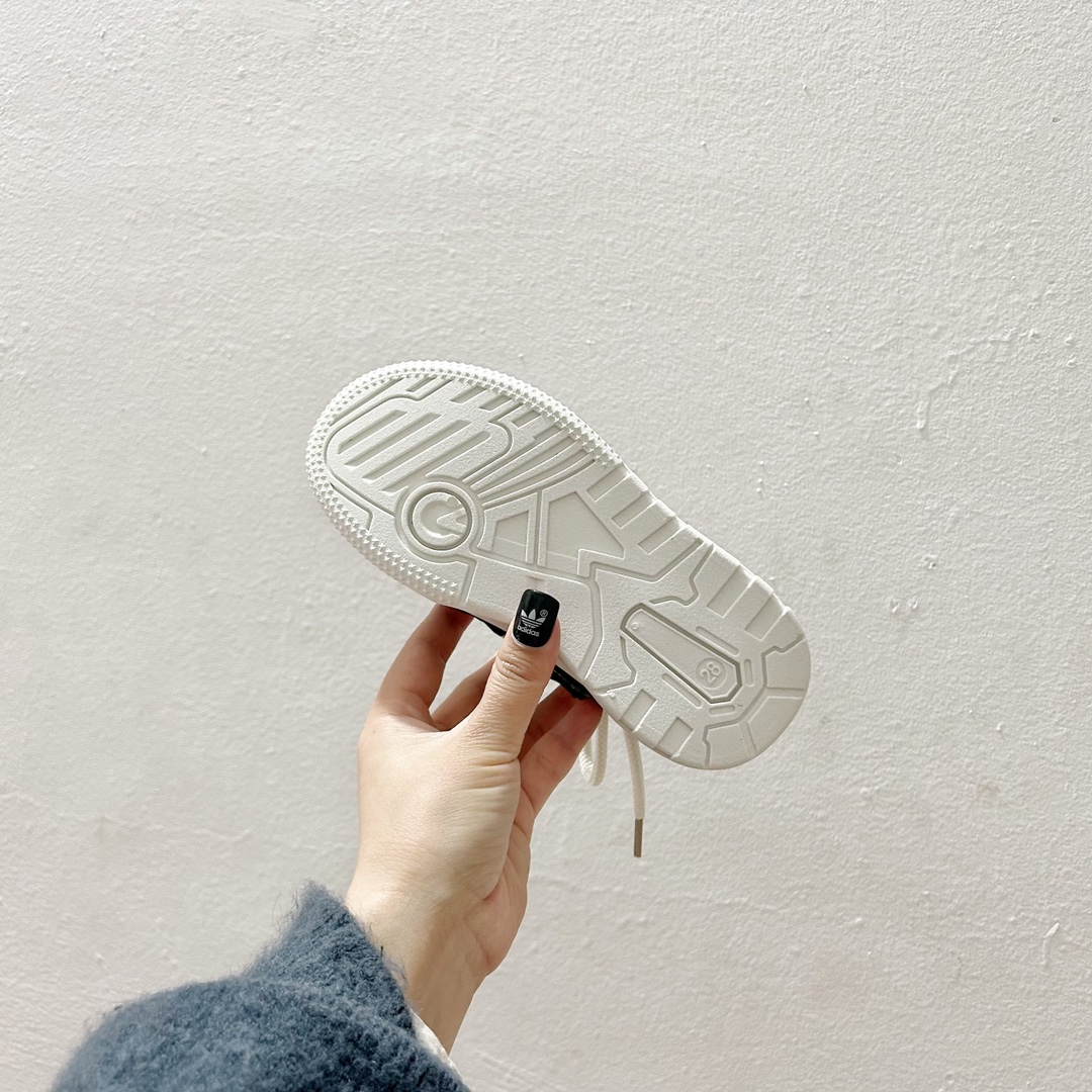 图片[9]-🔗AD魔术贴儿童休闲板鞋 尺码：26-37码 ✨宝贝们的脚丫子也需要时尚舒适的呵护✨ 👟不再为繁琐的鞋带烦恼，一贴即合，一拉一扣，轻松穿脱，让小小世界多一份便捷。🎈小手也能自己搞定，独立的小大人就是这么养成的！👩‍👧‍👦 🌈炫酷的外观设计，搭配五彩斑斓的色彩，无论是上学路上还是户外探险，都是小伙伴们注目的焦点。👀-选品中心