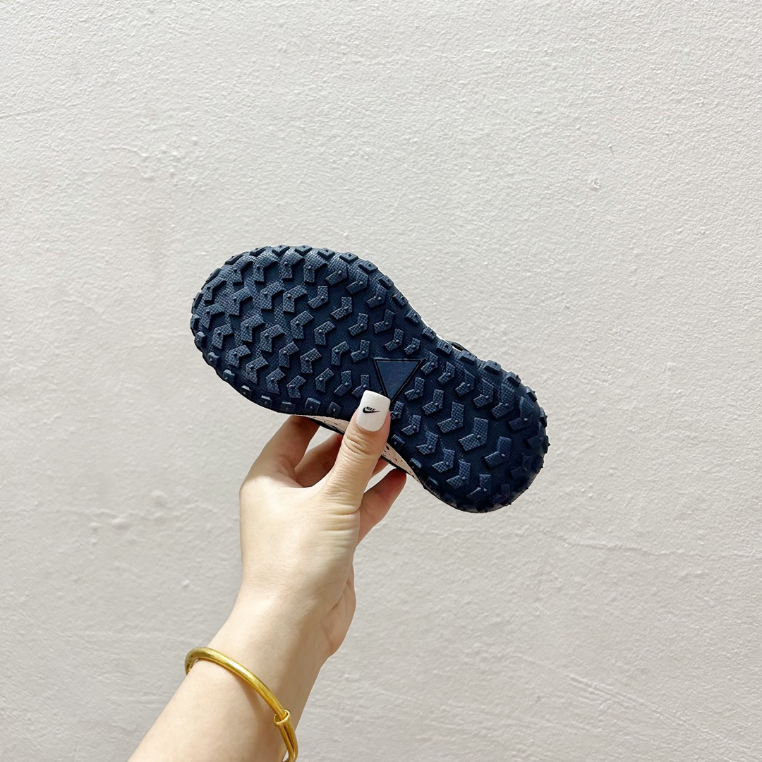 图片[9]-双11福利 🔗NK绑带魔术贴儿童运动鞋 尺码：26–37码 🌟【童趣跃动，步步为赢👟 一脚蹬松紧带设计，轻松穿脱，无需大人费力，让宝贝自己也能掌握成长的小确幸。每一次奔跑都是他们独立的宣言。💨 每一次跳跃，每一回回眸，这双鞋子不仅是脚下的伙伴，更是他们自信的起点。👣无论是幼儿园的操场，还是周末的户外探险，它都能陪伴孩子，走得更远，跑得更快。🏞️-选品中心