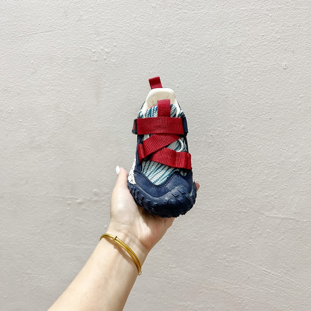 图片[3]-双11福利 🔗NK绑带魔术贴儿童运动鞋 尺码：26–37码 🌟【童趣跃动，步步为赢👟 一脚蹬松紧带设计，轻松穿脱，无需大人费力，让宝贝自己也能掌握成长的小确幸。每一次奔跑都是他们独立的宣言。💨 每一次跳跃，每一回回眸，这双鞋子不仅是脚下的伙伴，更是他们自信的起点。👣无论是幼儿园的操场，还是周末的户外探险，它都能陪伴孩子，走得更远，跑得更快。🏞️-选品中心
