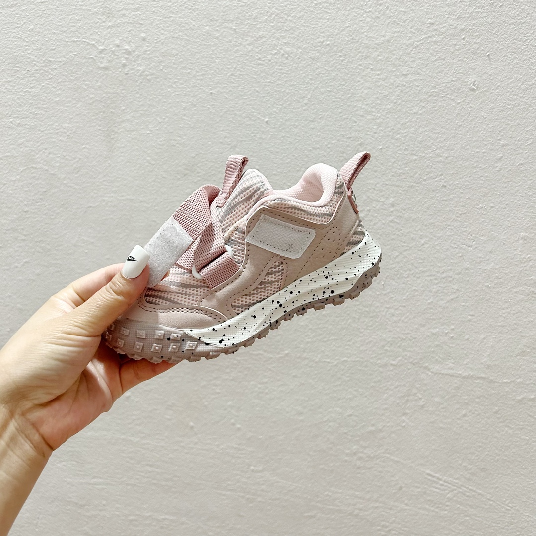 图片[8]-双11福利 🔗NK绑带魔术贴儿童运动鞋 尺码：26–37码 🌟【童趣跃动，步步为赢👟 一脚蹬松紧带设计，轻松穿脱，无需大人费力，让宝贝自己也能掌握成长的小确幸。每一次奔跑都是他们独立的宣言。💨 每一次跳跃，每一回回眸，这双鞋子不仅是脚下的伙伴，更是他们自信的起点。👣无论是幼儿园的操场，还是周末的户外探险，它都能陪伴孩子，走得更远，跑得更快。🏞️-选品中心