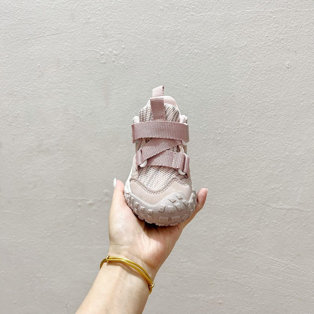 图片[3]-双11福利 🔗NK绑带魔术贴儿童运动鞋 尺码：26–37码 🌟【童趣跃动，步步为赢👟 一脚蹬松紧带设计，轻松穿脱，无需大人费力，让宝贝自己也能掌握成长的小确幸。每一次奔跑都是他们独立的宣言。💨 每一次跳跃，每一回回眸，这双鞋子不仅是脚下的伙伴，更是他们自信的起点。👣无论是幼儿园的操场，还是周末的户外探险，它都能陪伴孩子，走得更远，跑得更快。🏞️-选品中心