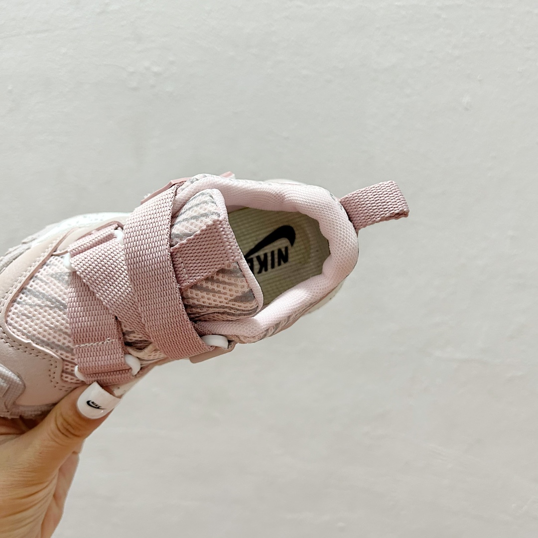 图片[7]-双11福利 🔗NK绑带魔术贴儿童运动鞋 尺码：26–37码 🌟【童趣跃动，步步为赢👟 一脚蹬松紧带设计，轻松穿脱，无需大人费力，让宝贝自己也能掌握成长的小确幸。每一次奔跑都是他们独立的宣言。💨 每一次跳跃，每一回回眸，这双鞋子不仅是脚下的伙伴，更是他们自信的起点。👣无论是幼儿园的操场，还是周末的户外探险，它都能陪伴孩子，走得更远，跑得更快。🏞️-选品中心