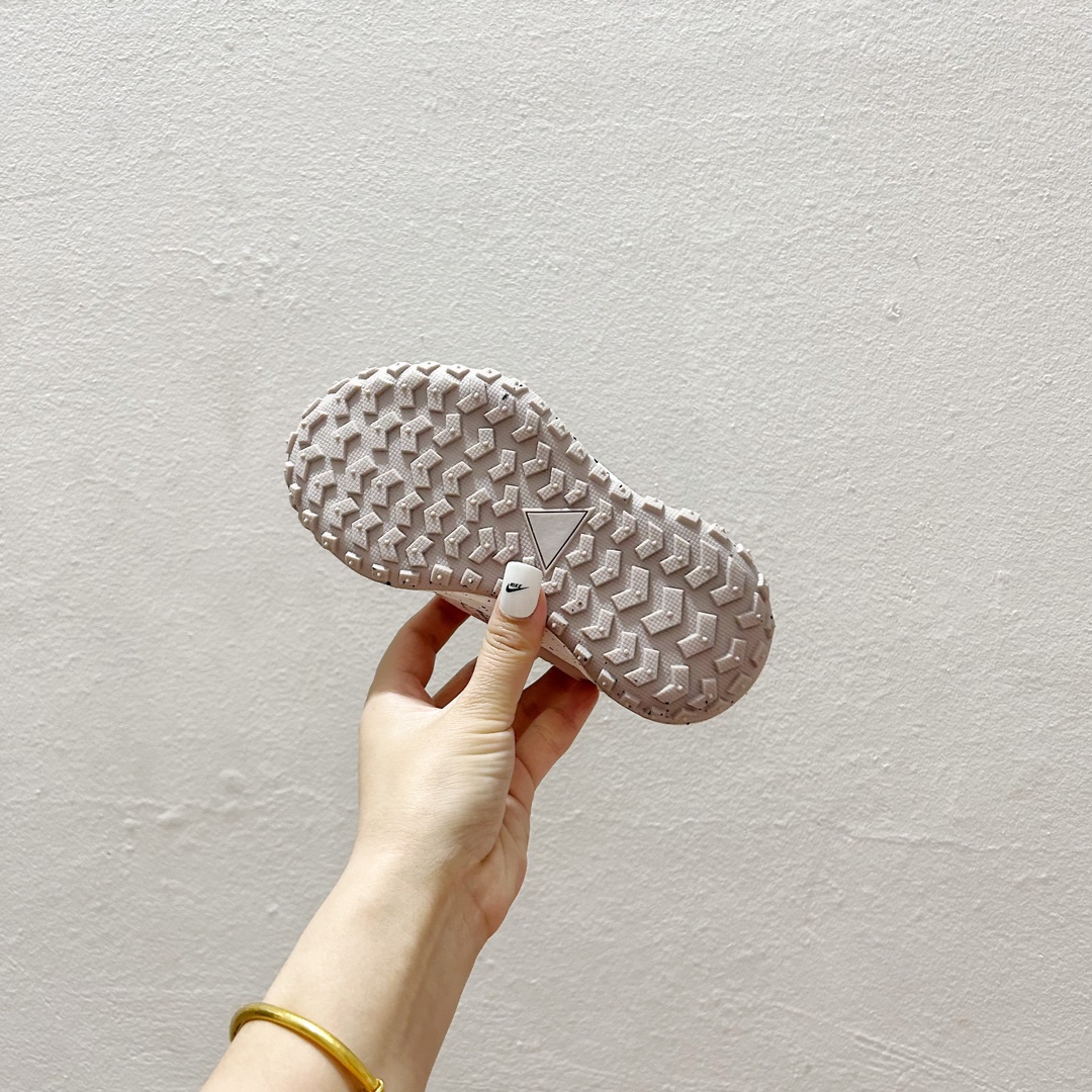 图片[9]-双11福利 🔗NK绑带魔术贴儿童运动鞋 尺码：26–37码 🌟【童趣跃动，步步为赢👟 一脚蹬松紧带设计，轻松穿脱，无需大人费力，让宝贝自己也能掌握成长的小确幸。每一次奔跑都是他们独立的宣言。💨 每一次跳跃，每一回回眸，这双鞋子不仅是脚下的伙伴，更是他们自信的起点。👣无论是幼儿园的操场，还是周末的户外探险，它都能陪伴孩子，走得更远，跑得更快。🏞️-选品中心