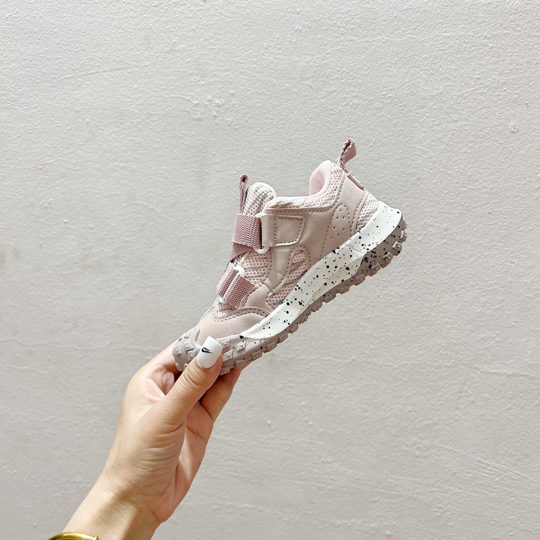 图片[4]-双11福利 🔗NK绑带魔术贴儿童运动鞋 尺码：26–37码 🌟【童趣跃动，步步为赢👟 一脚蹬松紧带设计，轻松穿脱，无需大人费力，让宝贝自己也能掌握成长的小确幸。每一次奔跑都是他们独立的宣言。💨 每一次跳跃，每一回回眸，这双鞋子不仅是脚下的伙伴，更是他们自信的起点。👣无论是幼儿园的操场，还是周末的户外探险，它都能陪伴孩子，走得更远，跑得更快。🏞️-选品中心