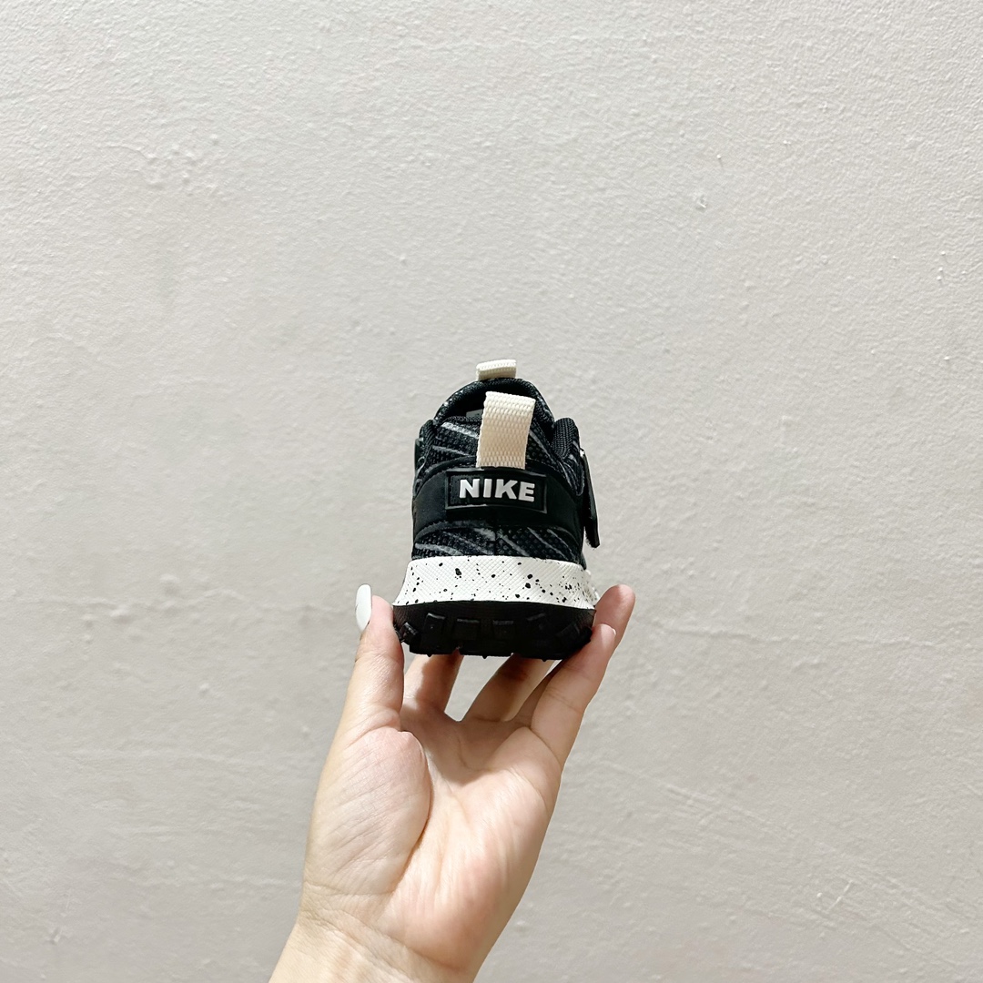 图片[6]-双11福利 🔗NK绑带魔术贴儿童运动鞋 尺码：26–37码 🌟【童趣跃动，步步为赢👟 一脚蹬松紧带设计，轻松穿脱，无需大人费力，让宝贝自己也能掌握成长的小确幸。每一次奔跑都是他们独立的宣言。💨 每一次跳跃，每一回回眸，这双鞋子不仅是脚下的伙伴，更是他们自信的起点。👣无论是幼儿园的操场，还是周末的户外探险，它都能陪伴孩子，走得更远，跑得更快。🏞️-选品中心