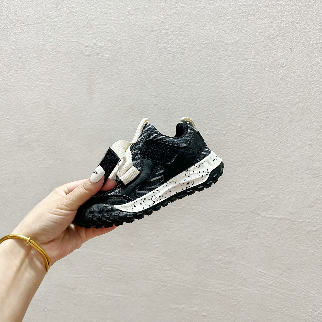 图片[8]-双11福利 🔗NK绑带魔术贴儿童运动鞋 尺码：26–37码 🌟【童趣跃动，步步为赢👟 一脚蹬松紧带设计，轻松穿脱，无需大人费力，让宝贝自己也能掌握成长的小确幸。每一次奔跑都是他们独立的宣言。💨 每一次跳跃，每一回回眸，这双鞋子不仅是脚下的伙伴，更是他们自信的起点。👣无论是幼儿园的操场，还是周末的户外探险，它都能陪伴孩子，走得更远，跑得更快。🏞️-选品中心