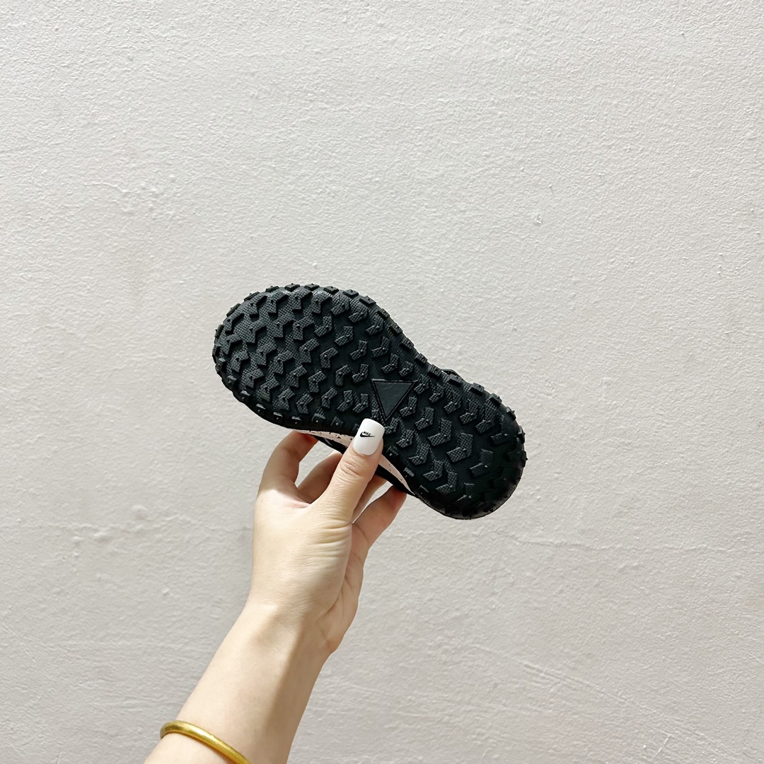 图片[9]-双11福利 🔗NK绑带魔术贴儿童运动鞋 尺码：26–37码 🌟【童趣跃动，步步为赢👟 一脚蹬松紧带设计，轻松穿脱，无需大人费力，让宝贝自己也能掌握成长的小确幸。每一次奔跑都是他们独立的宣言。💨 每一次跳跃，每一回回眸，这双鞋子不仅是脚下的伙伴，更是他们自信的起点。👣无论是幼儿园的操场，还是周末的户外探险，它都能陪伴孩子，走得更远，跑得更快。🏞️-选品中心