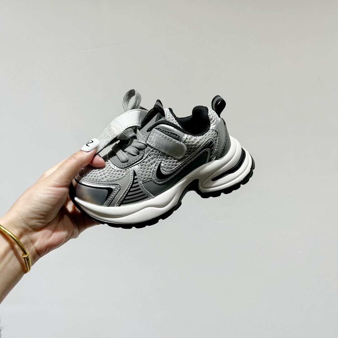 图片[8]-🔗GGCC赵露思同款魔术贴亲子款老爹鞋【正确版 尺码：26-40码（亲子同价） 🔥【潮流不设限，童心无限大🔥 🌟 GGCC与当红小花赵露思的联名力作来啦！👶💖 赵露思同款的魔术贴儿童老爹鞋，不仅是鞋，更是孩子们的时尚宣言！👟 👶 小小魔术贴，大大的惊喜！一贴即穿，一脱即走，让宝贝的日常穿搭变得轻松又便捷。不再担心早起的急躁，只留下萌娃的快乐步伐！🏃‍♂️💨 🎬 瞧，这不仅仅是鞋子，它是孩子们的小小舞台，每一双都藏着童年的无限可能，就像赵露思在屏幕上的灵动与活力，感染着每一个观看它的人。🎥💃 🚀 当下最火的网络热词“萌力MAX”在这双鞋上完美诠释，让孩子们在潮流中成长，做最in的小达人！🔥 #赵露思同款# #亲子老爹鞋# #萌宝新时尚#-选品中心