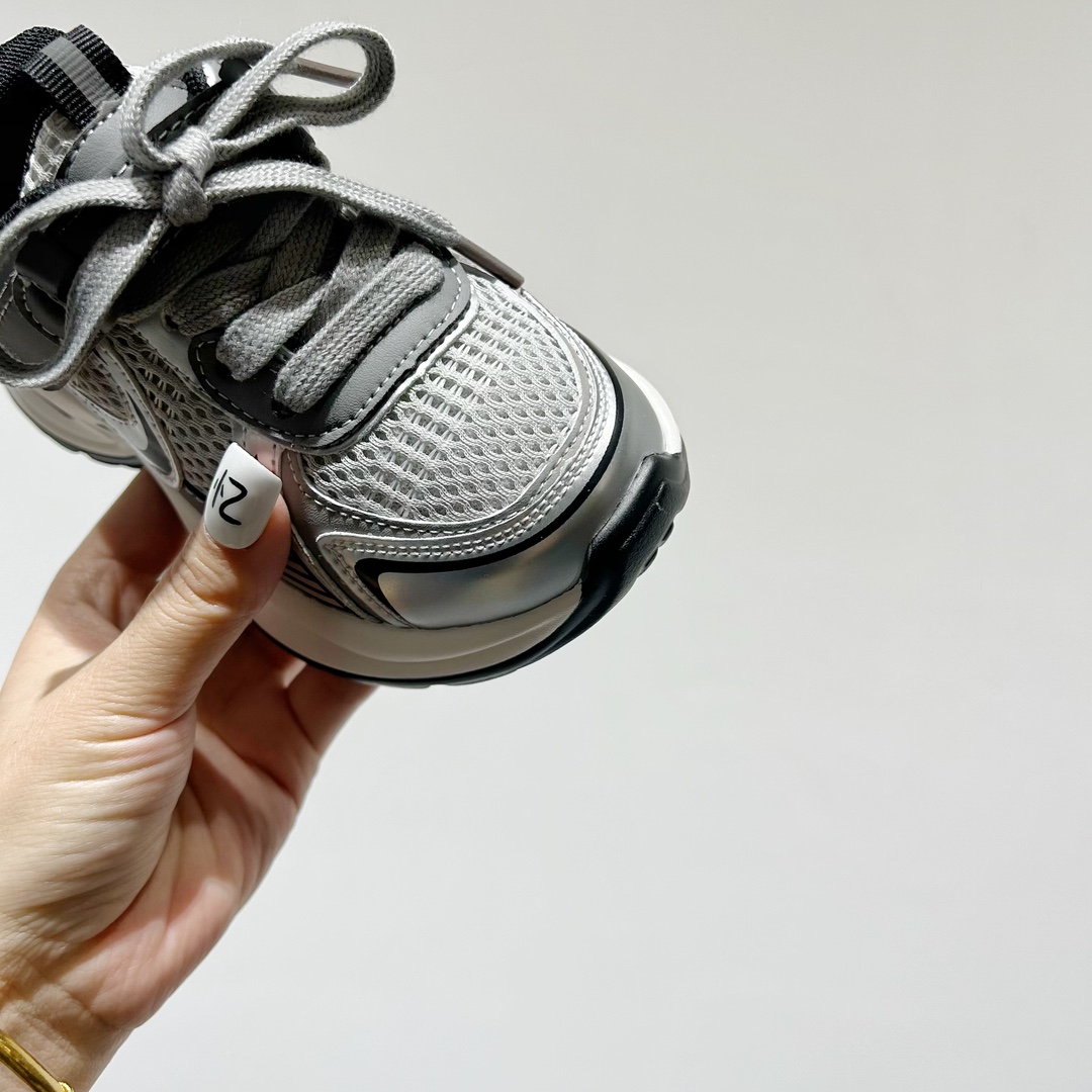 图片[5]-🔗GGCC赵露思同款魔术贴亲子款老爹鞋【正确版 尺码：26-40码（亲子同价） 🔥【潮流不设限，童心无限大🔥 🌟 GGCC与当红小花赵露思的联名力作来啦！👶💖 赵露思同款的魔术贴儿童老爹鞋，不仅是鞋，更是孩子们的时尚宣言！👟 👶 小小魔术贴，大大的惊喜！一贴即穿，一脱即走，让宝贝的日常穿搭变得轻松又便捷。不再担心早起的急躁，只留下萌娃的快乐步伐！🏃‍♂️💨 🎬 瞧，这不仅仅是鞋子，它是孩子们的小小舞台，每一双都藏着童年的无限可能，就像赵露思在屏幕上的灵动与活力，感染着每一个观看它的人。🎥💃 🚀 当下最火的网络热词“萌力MAX”在这双鞋上完美诠释，让孩子们在潮流中成长，做最in的小达人！🔥 #赵露思同款# #亲子老爹鞋# #萌宝新时尚#-选品中心