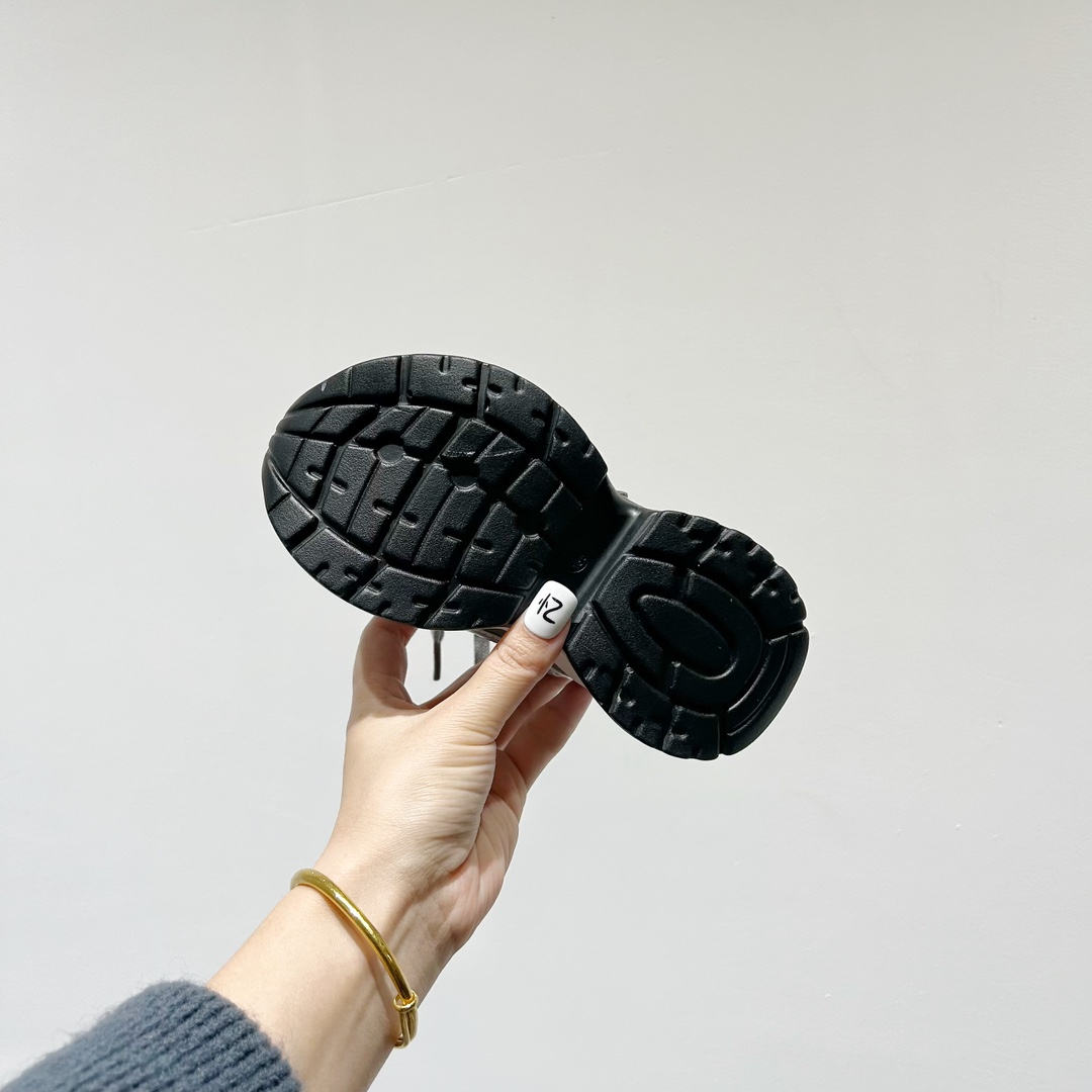 图片[9]-🔗GGCC赵露思同款魔术贴亲子款老爹鞋【正确版 尺码：26-40码（亲子同价） 🔥【潮流不设限，童心无限大🔥 🌟 GGCC与当红小花赵露思的联名力作来啦！👶💖 赵露思同款的魔术贴儿童老爹鞋，不仅是鞋，更是孩子们的时尚宣言！👟 👶 小小魔术贴，大大的惊喜！一贴即穿，一脱即走，让宝贝的日常穿搭变得轻松又便捷。不再担心早起的急躁，只留下萌娃的快乐步伐！🏃‍♂️💨 🎬 瞧，这不仅仅是鞋子，它是孩子们的小小舞台，每一双都藏着童年的无限可能，就像赵露思在屏幕上的灵动与活力，感染着每一个观看它的人。🎥💃 🚀 当下最火的网络热词“萌力MAX”在这双鞋上完美诠释，让孩子们在潮流中成长，做最in的小达人！🔥 #赵露思同款# #亲子老爹鞋# #萌宝新时尚#-选品中心